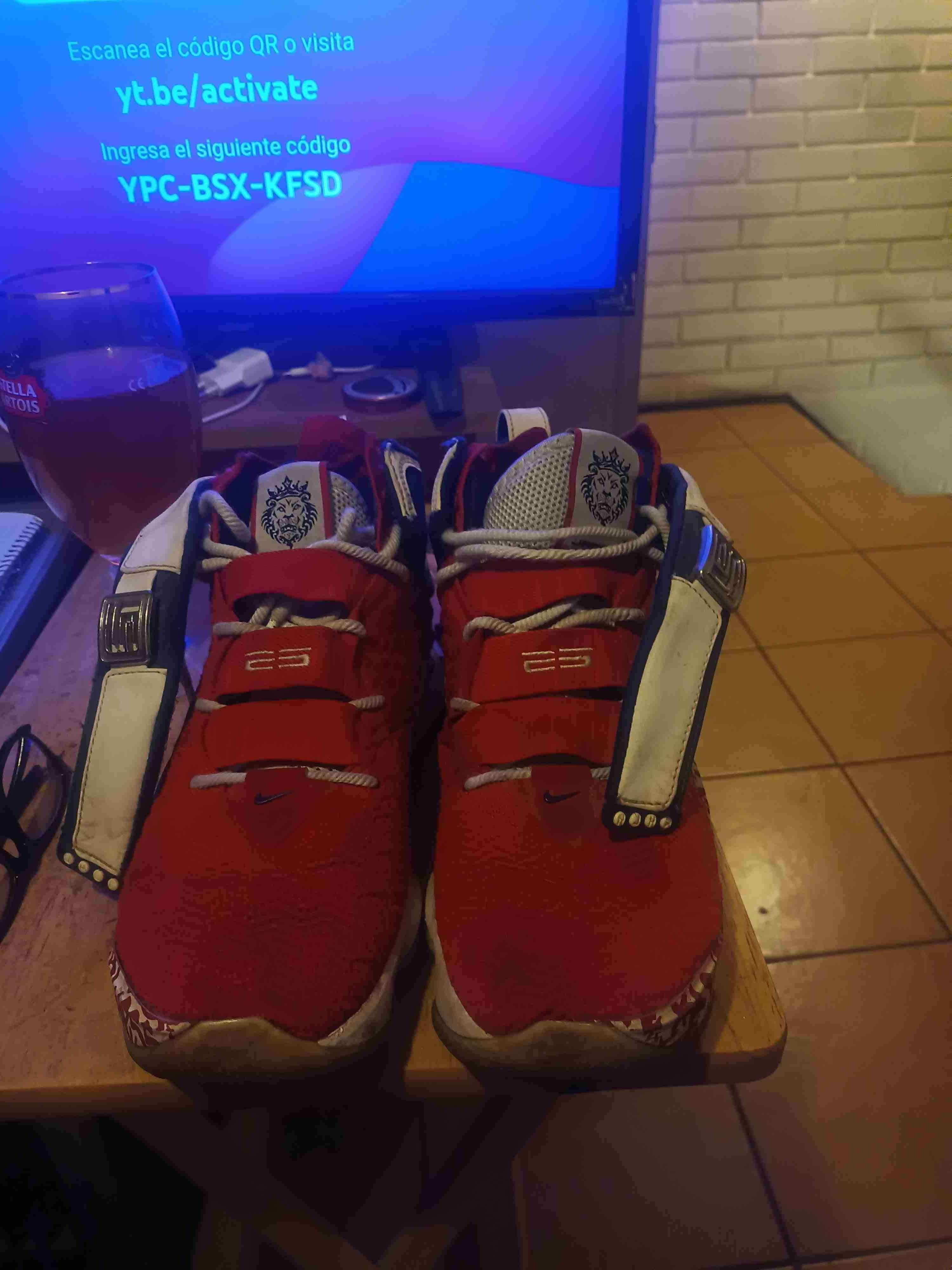 Zapatillas deportivas rojas y blancas Lebron james - miniatura 4