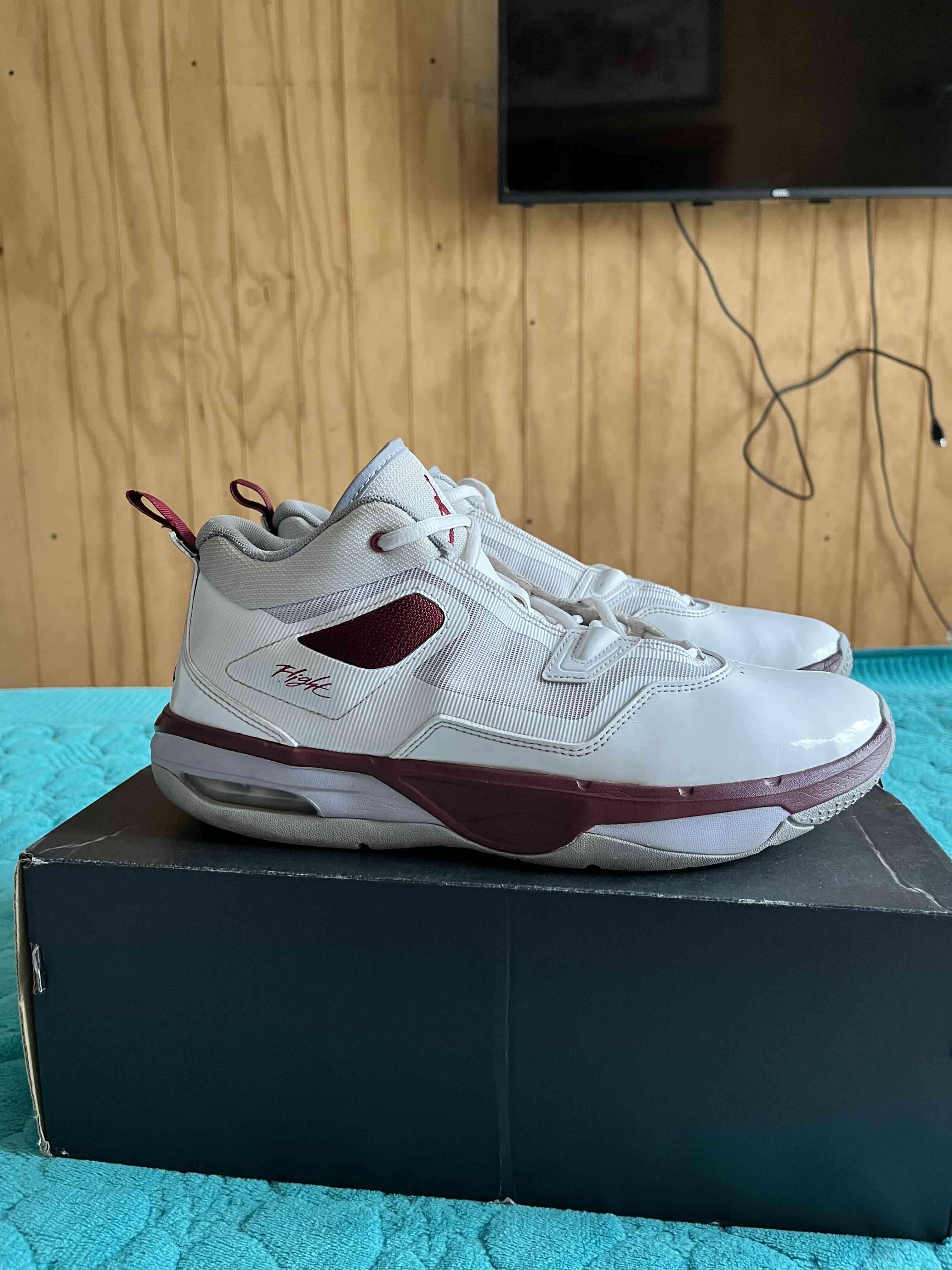 Zapatillas deportivas blancas y burdeo - 1