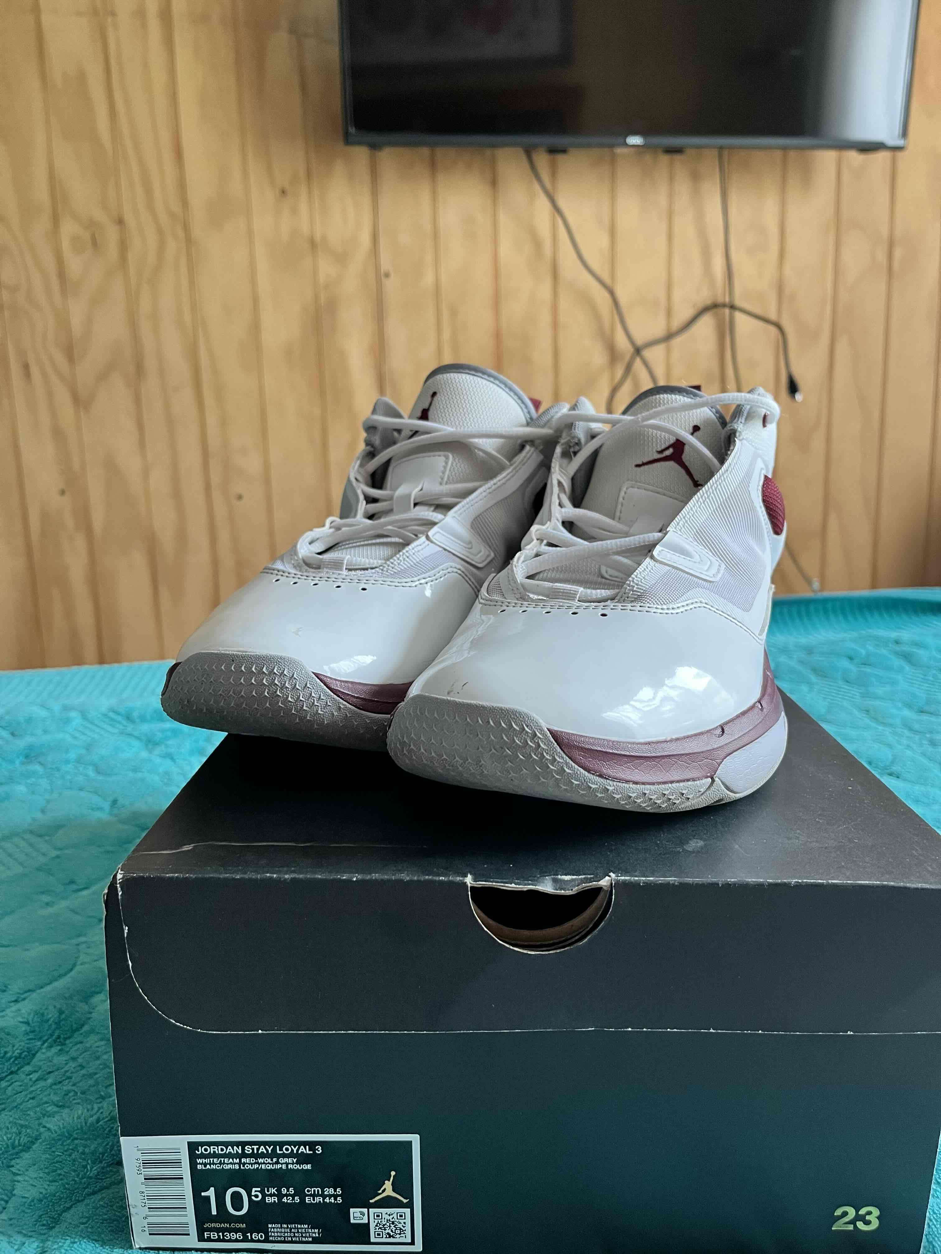 Zapatillas deportivas blancas y burdeo - 2