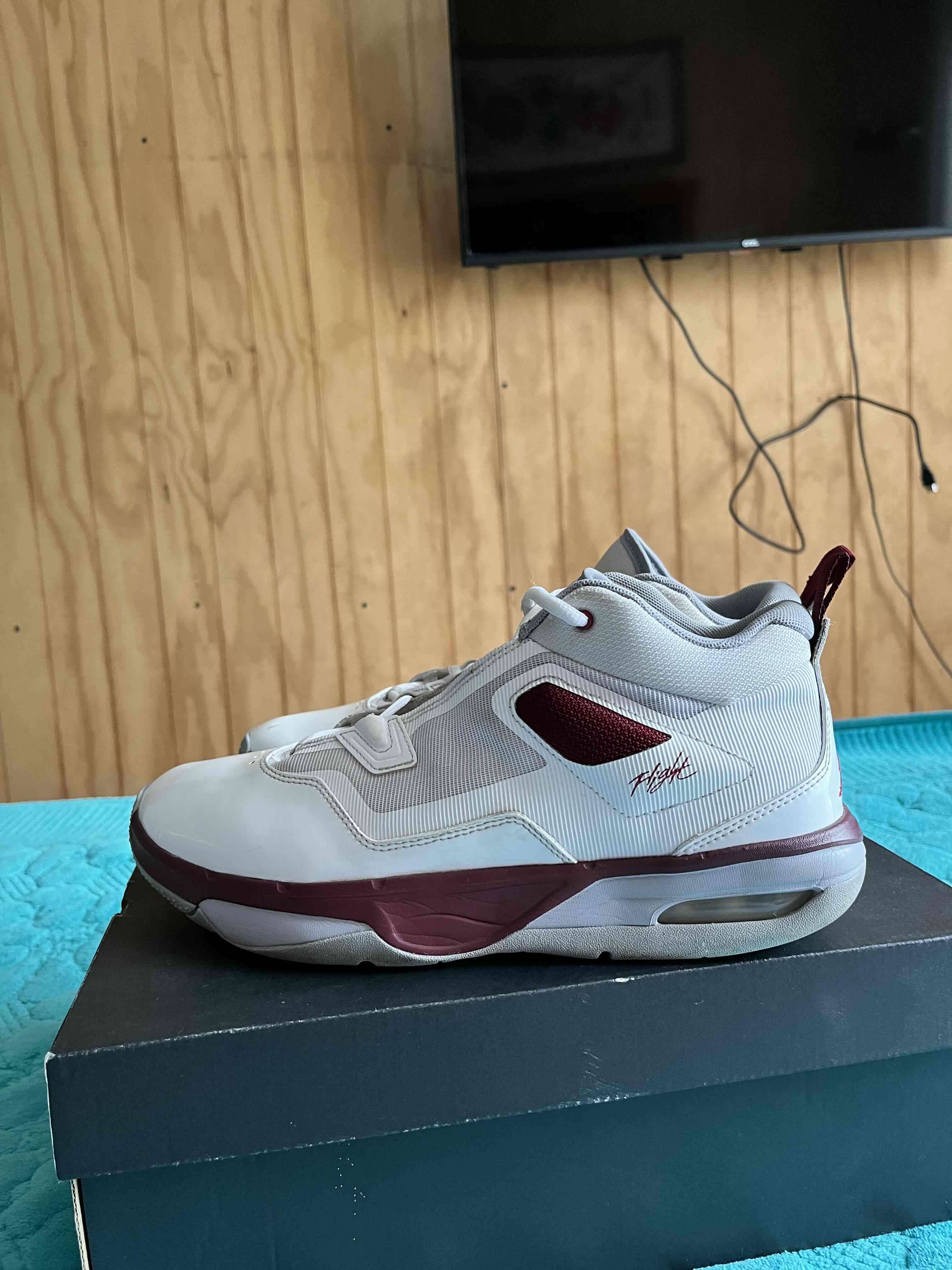 Zapatillas deportivas blancas y burdeo - 3