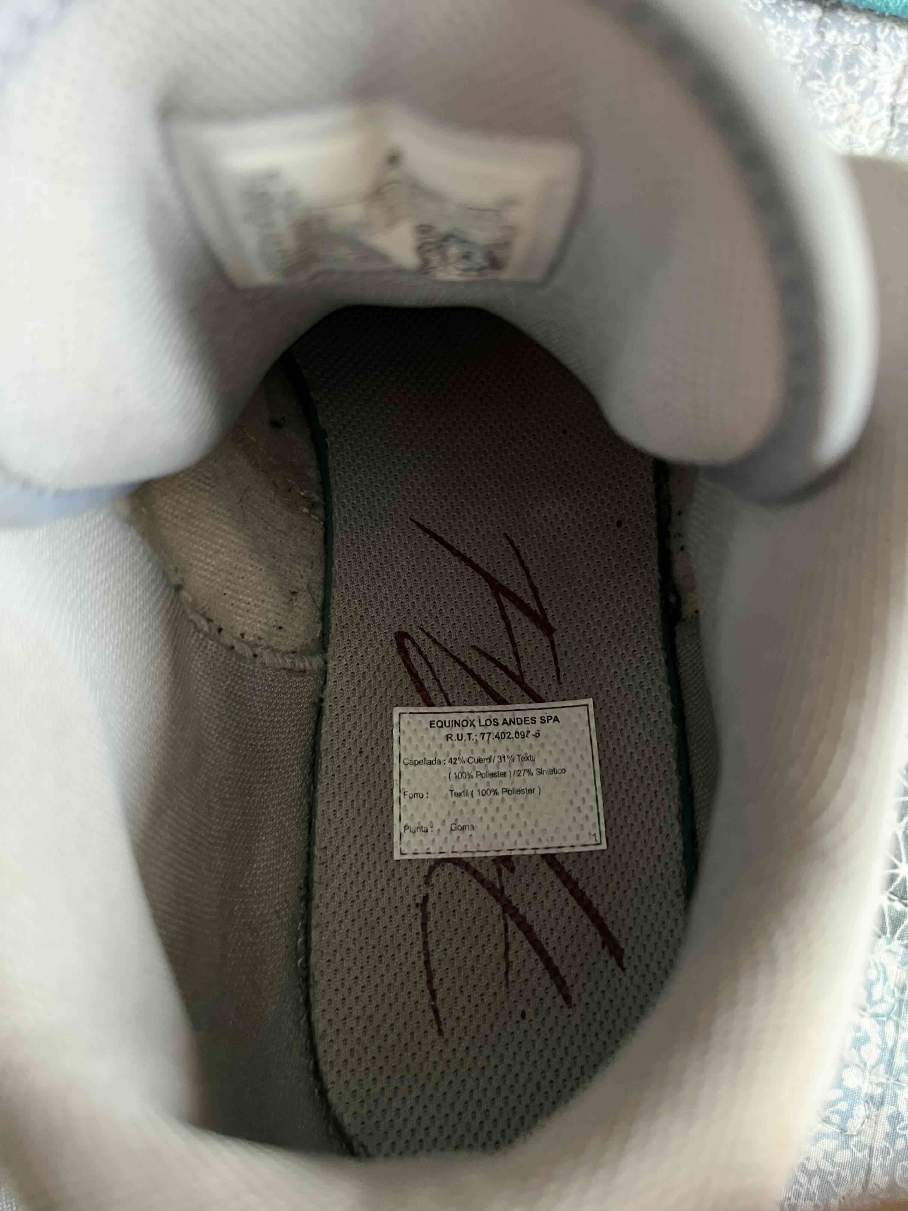 Zapatillas deportivas blancas y burdeo - 5