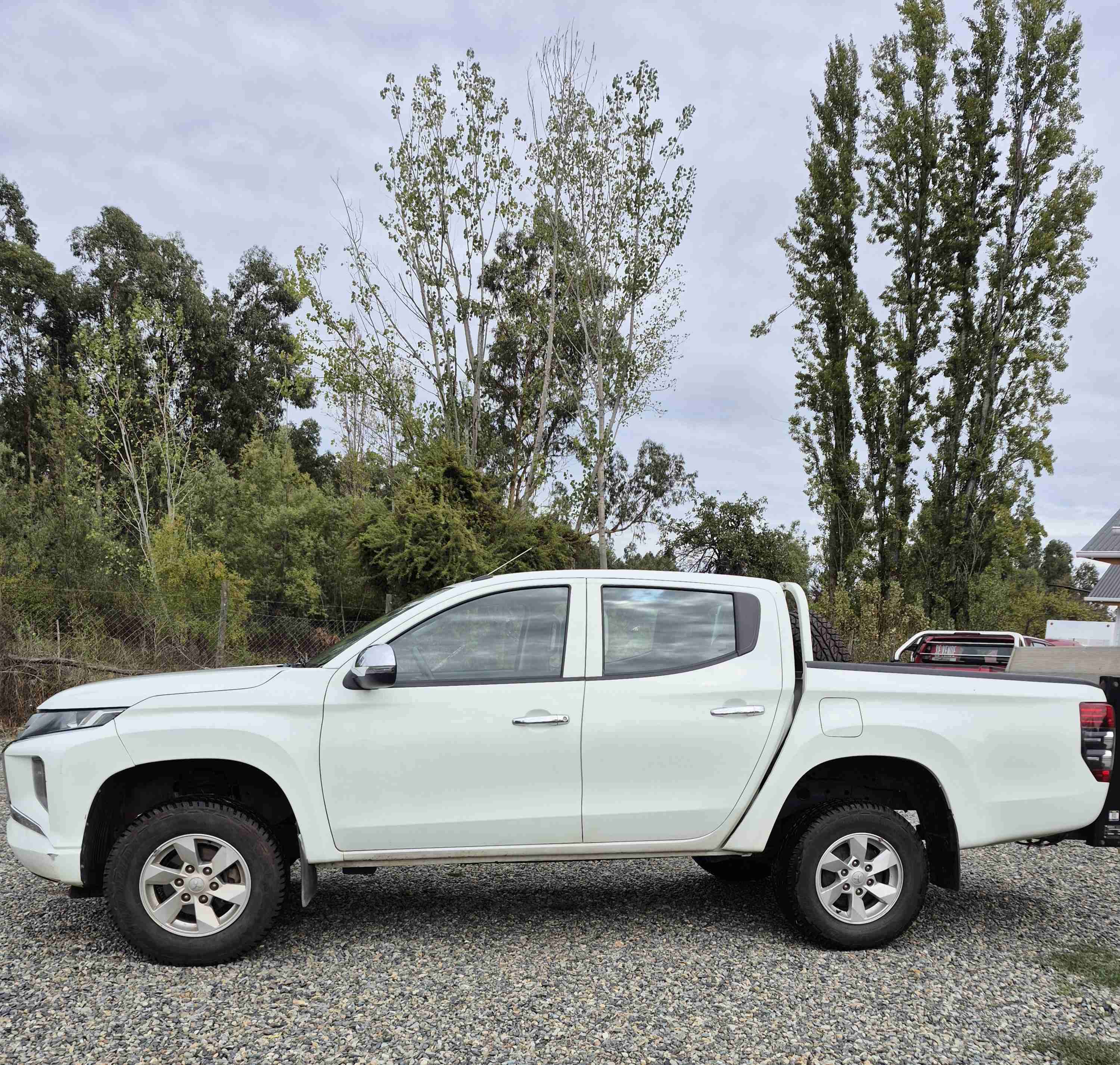Camioneta Mitsubishi blanca, con equipo de levante - miniatura 2