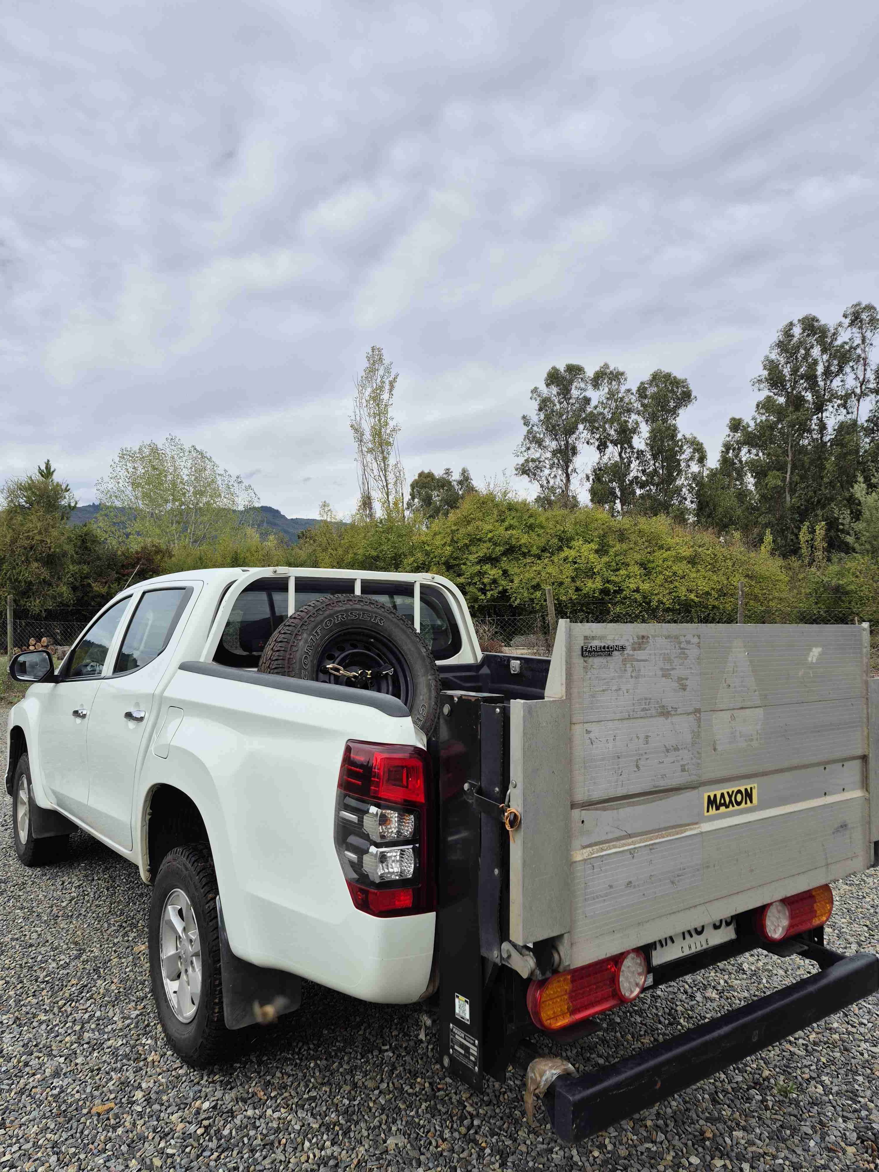 Camioneta Mitsubishi blanca, con equipo de levante - miniatura 3