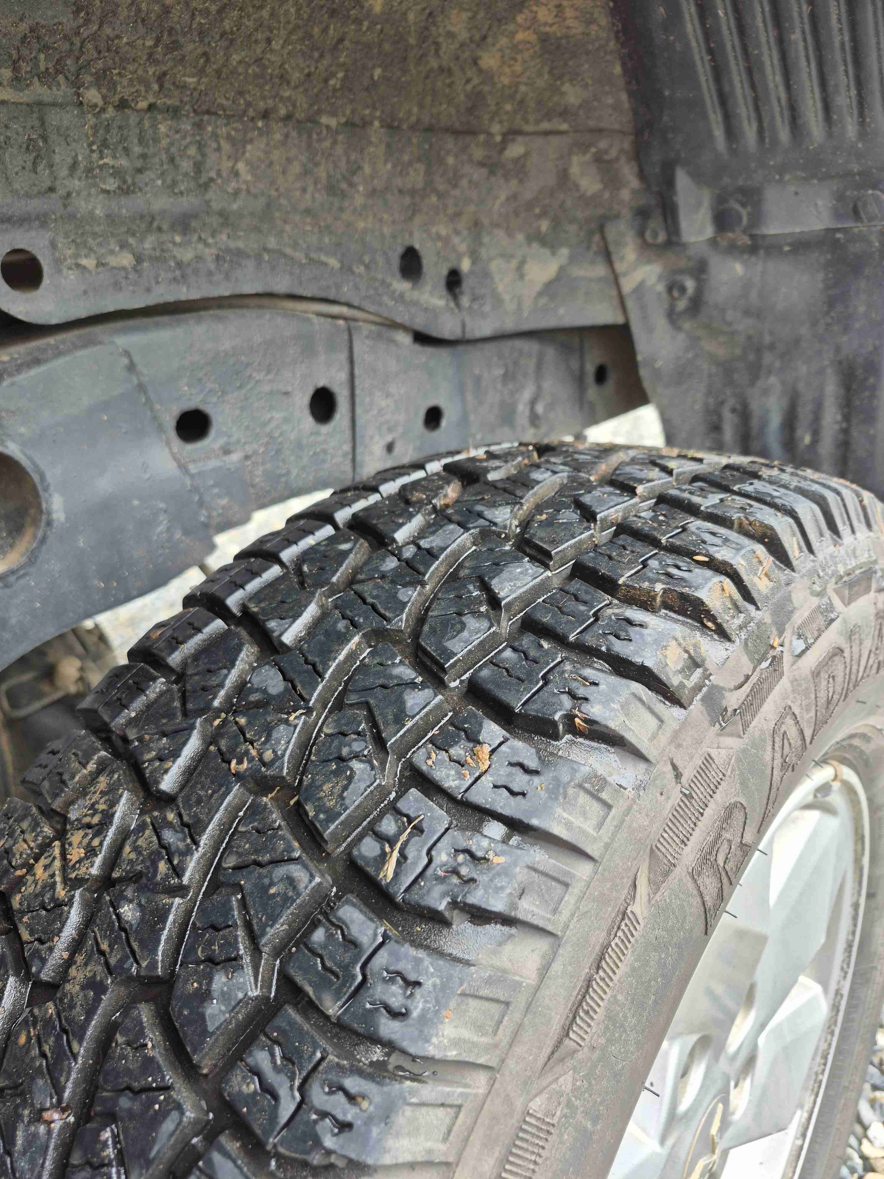 Camioneta Mitsubishi blanca, con equipo de levante - miniatura 4