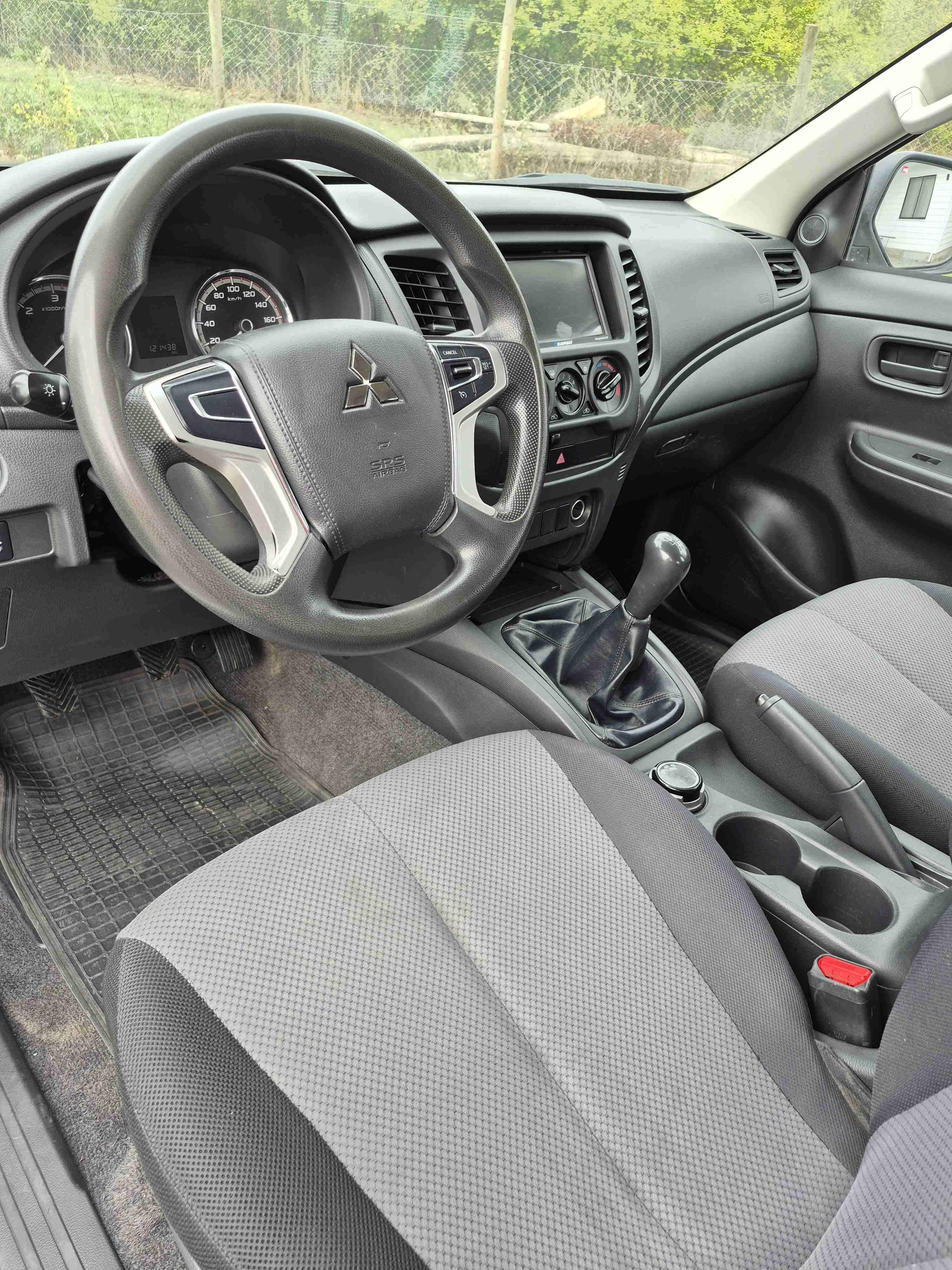 Camioneta Mitsubishi blanca, con equipo de levante - miniatura 5