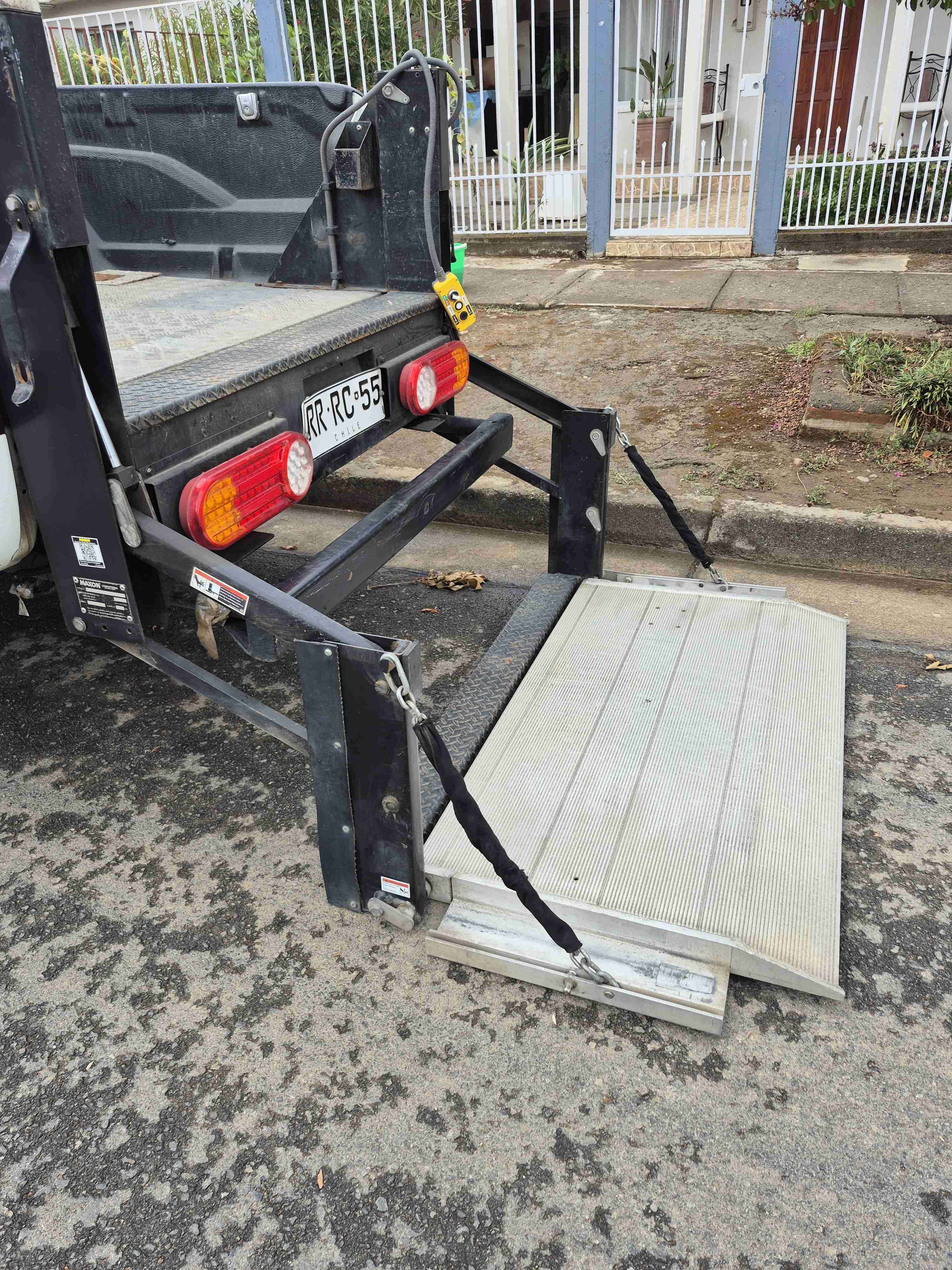 Camioneta Mitsubishi blanca, con equipo de levante - miniatura 6