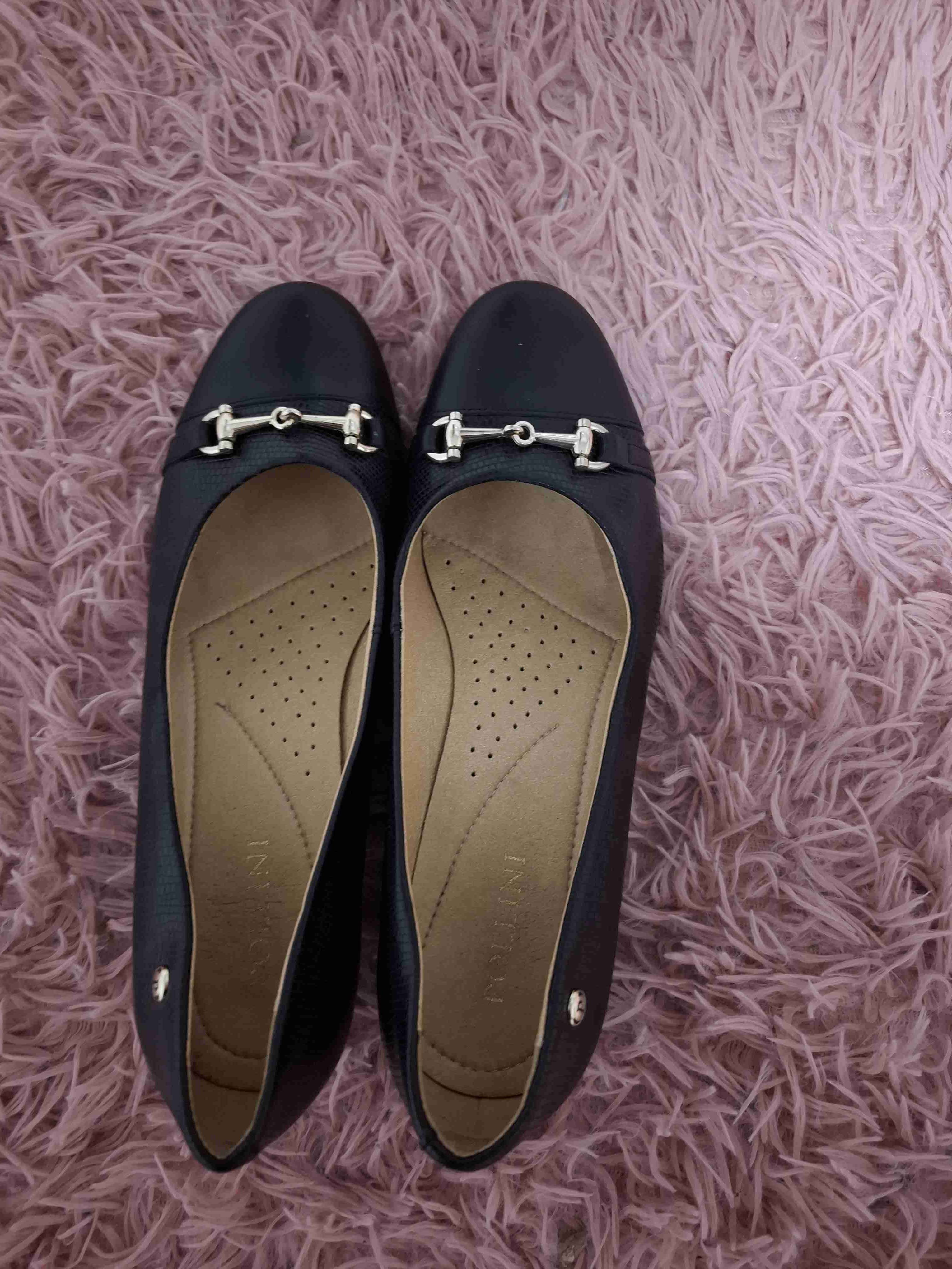 Zapatos negros diseño elegante - miniatura 2