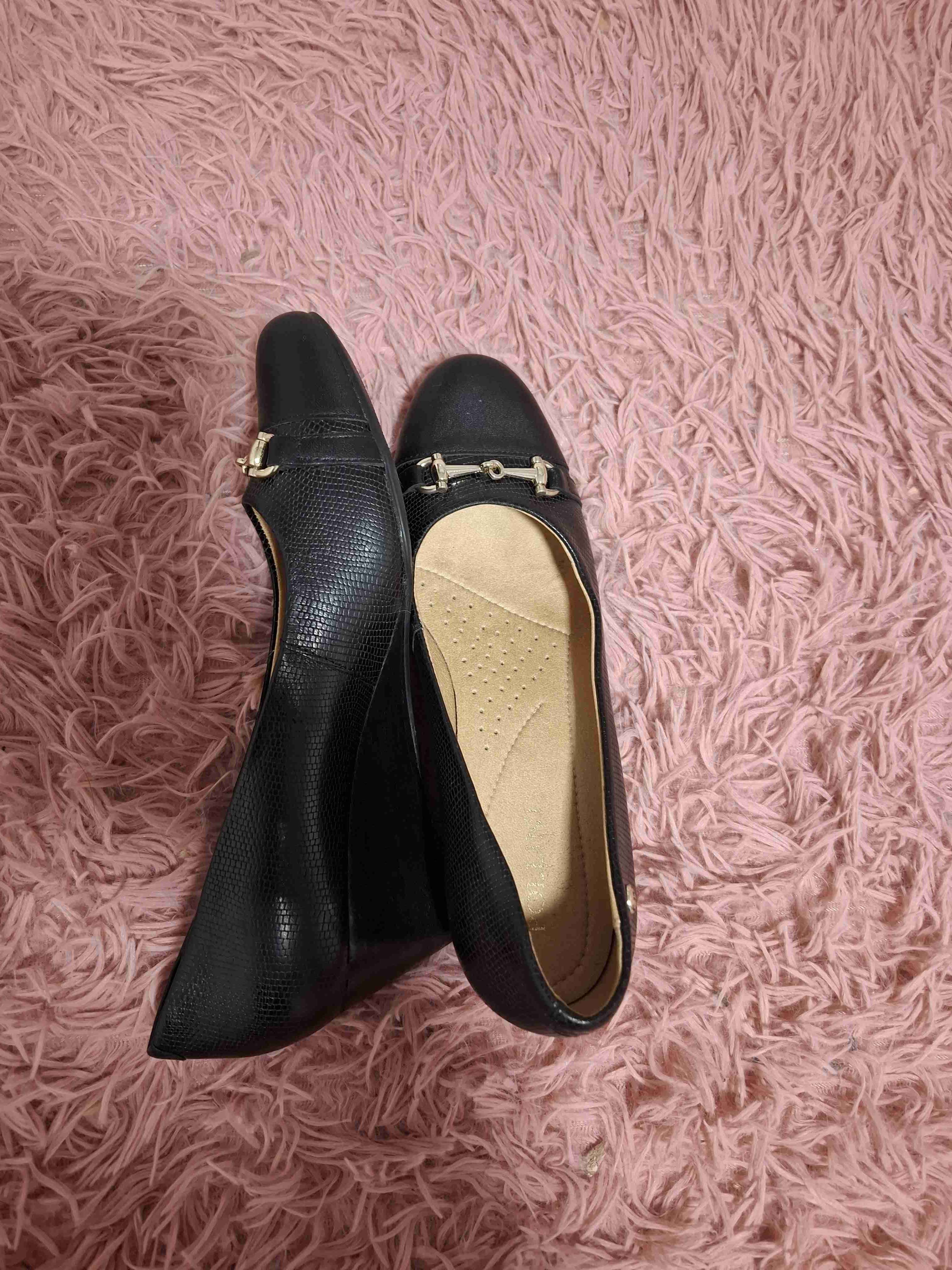 Zapatos negros diseño elegante - miniatura 4