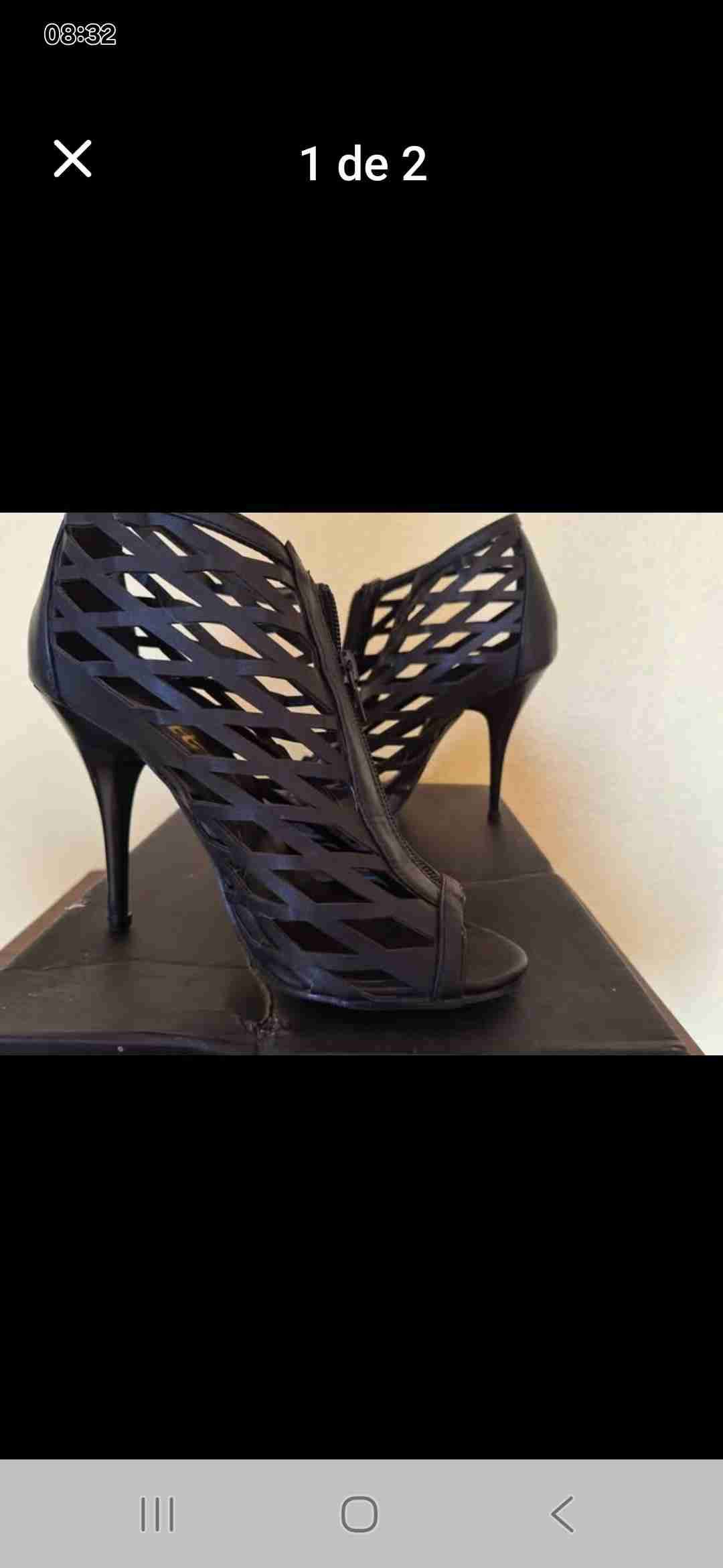 Zapatos de tacón negros con diseño calado