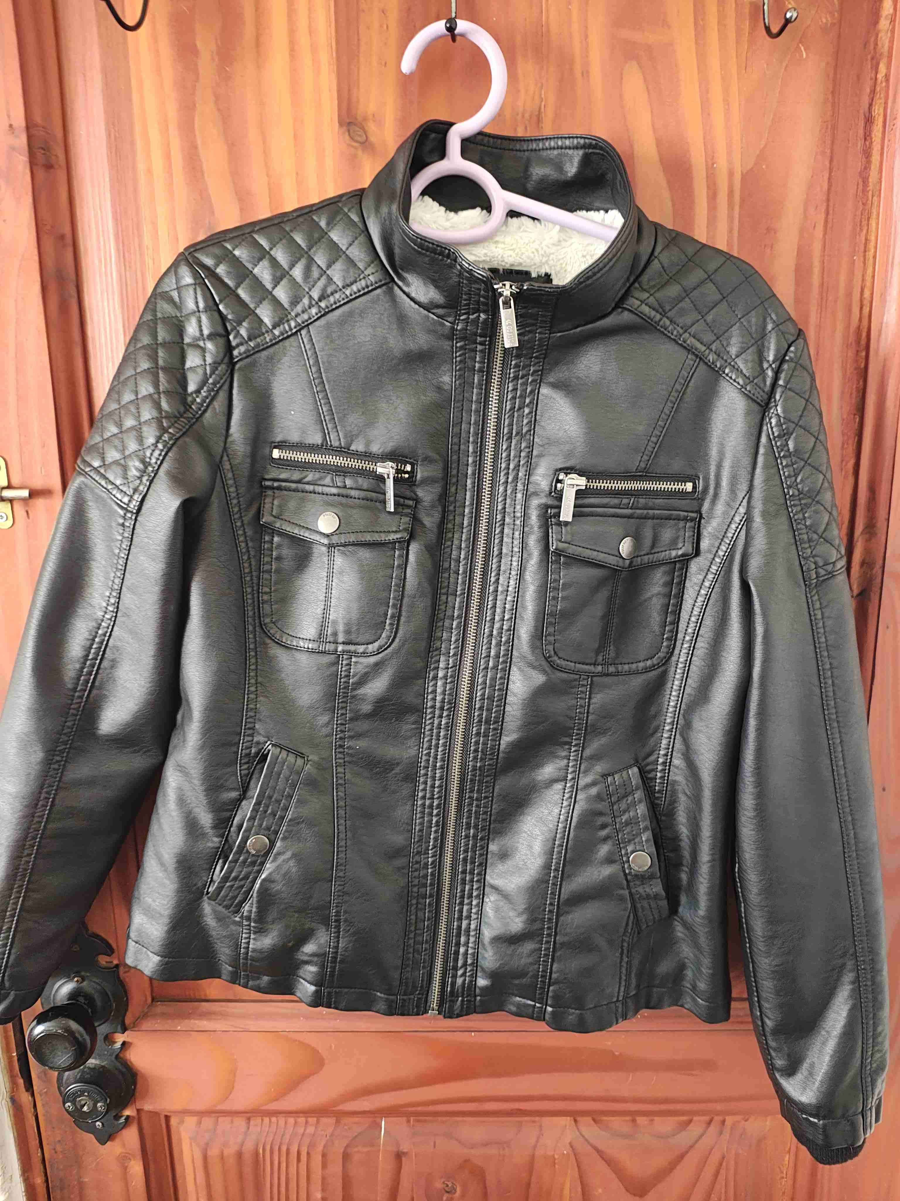 Chaqueta negra de cuero sintético - 1