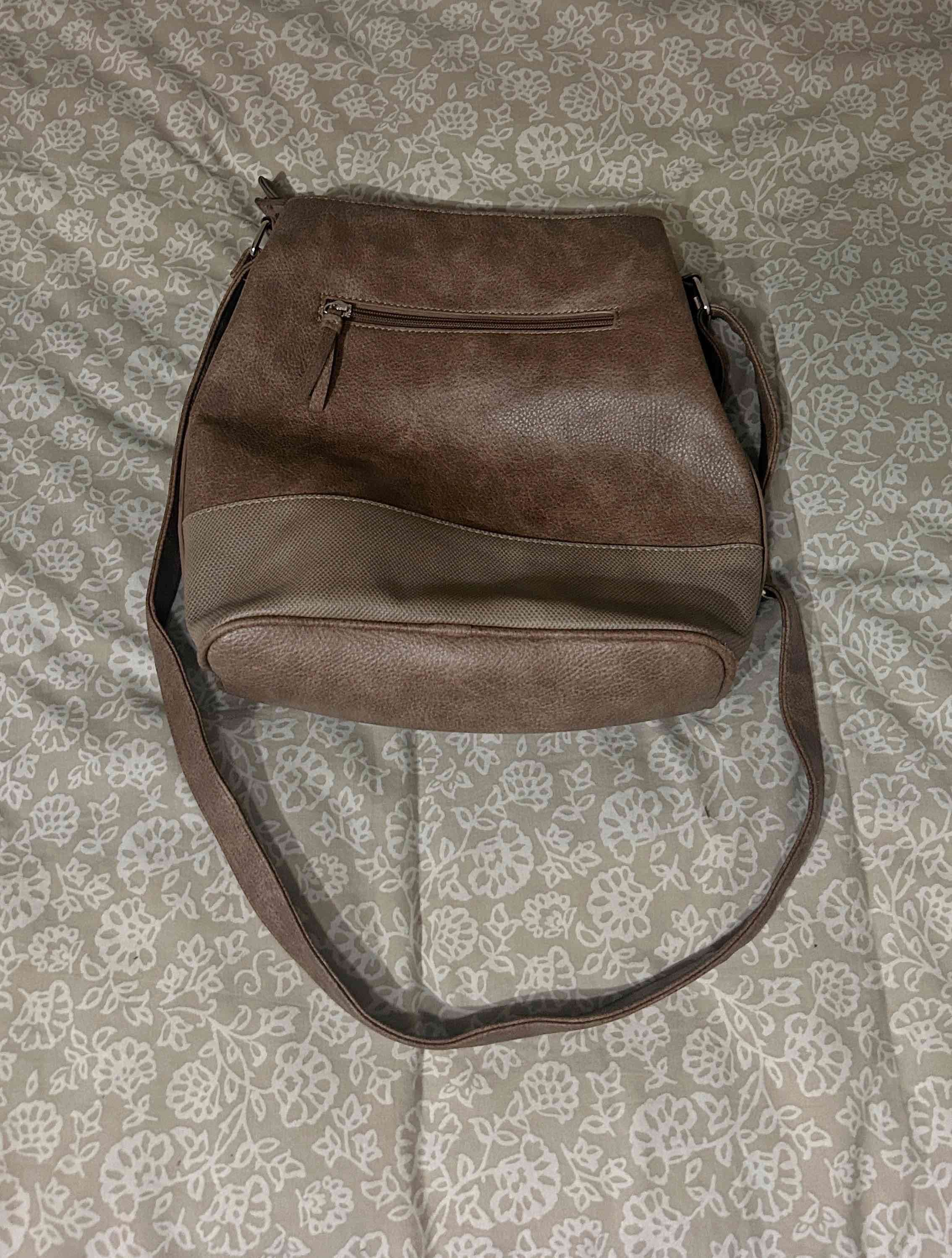 Cartera café con correa ajustable