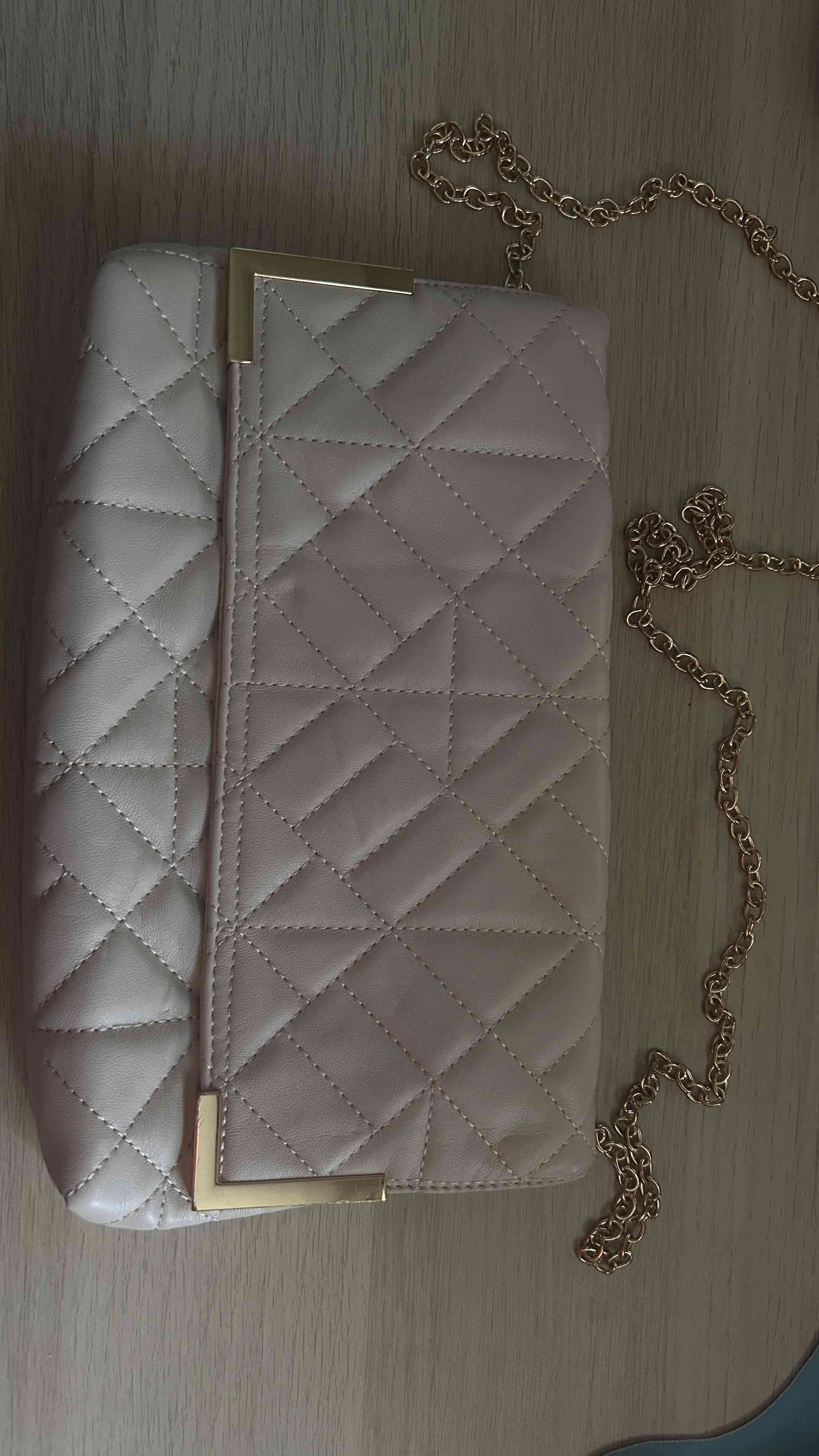 Cartera de cuero rosada con cadena dorada