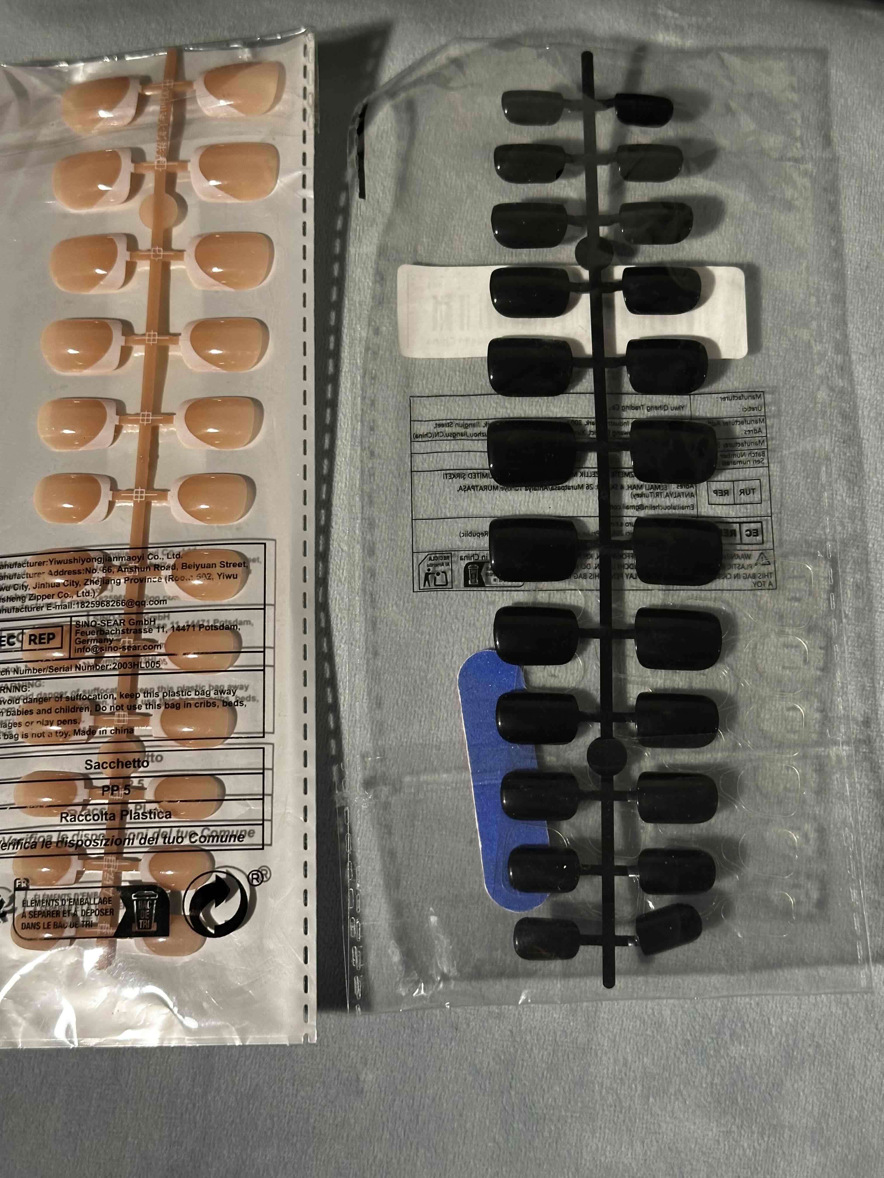 Set de Uñas postizas beige y negras