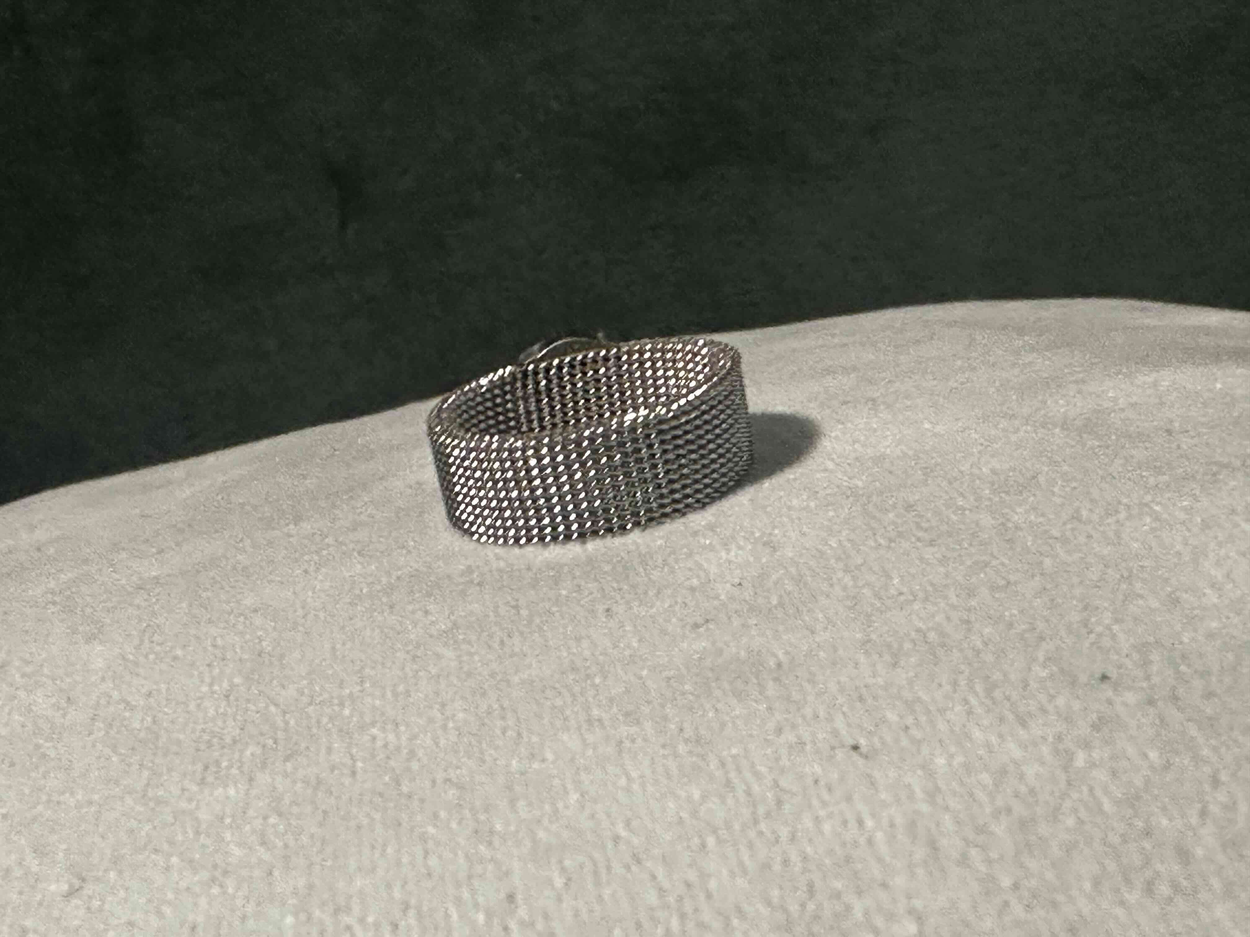 Anillo plateado con piedra verde de osito - 2