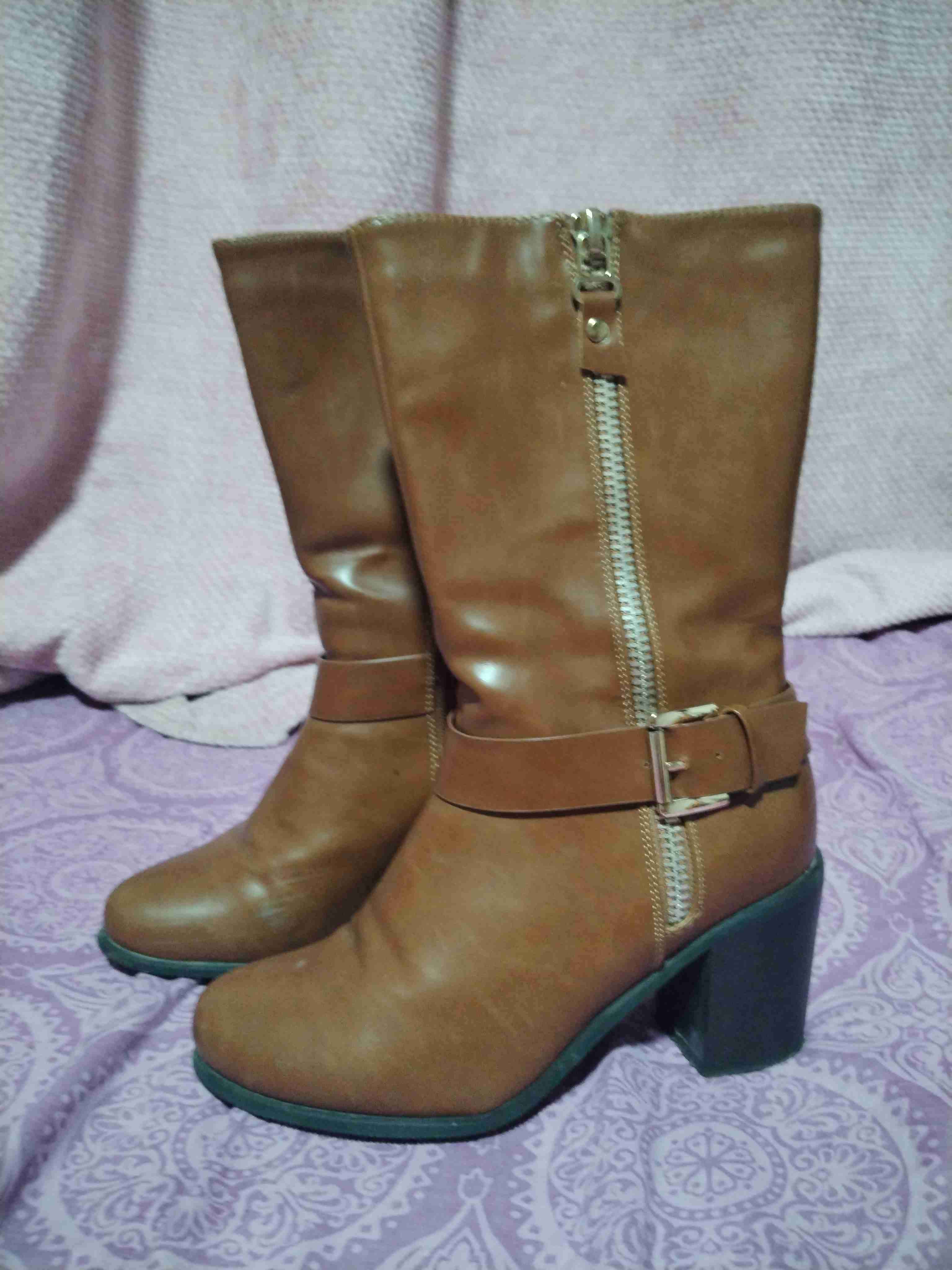 Botas color café con tacón - 1