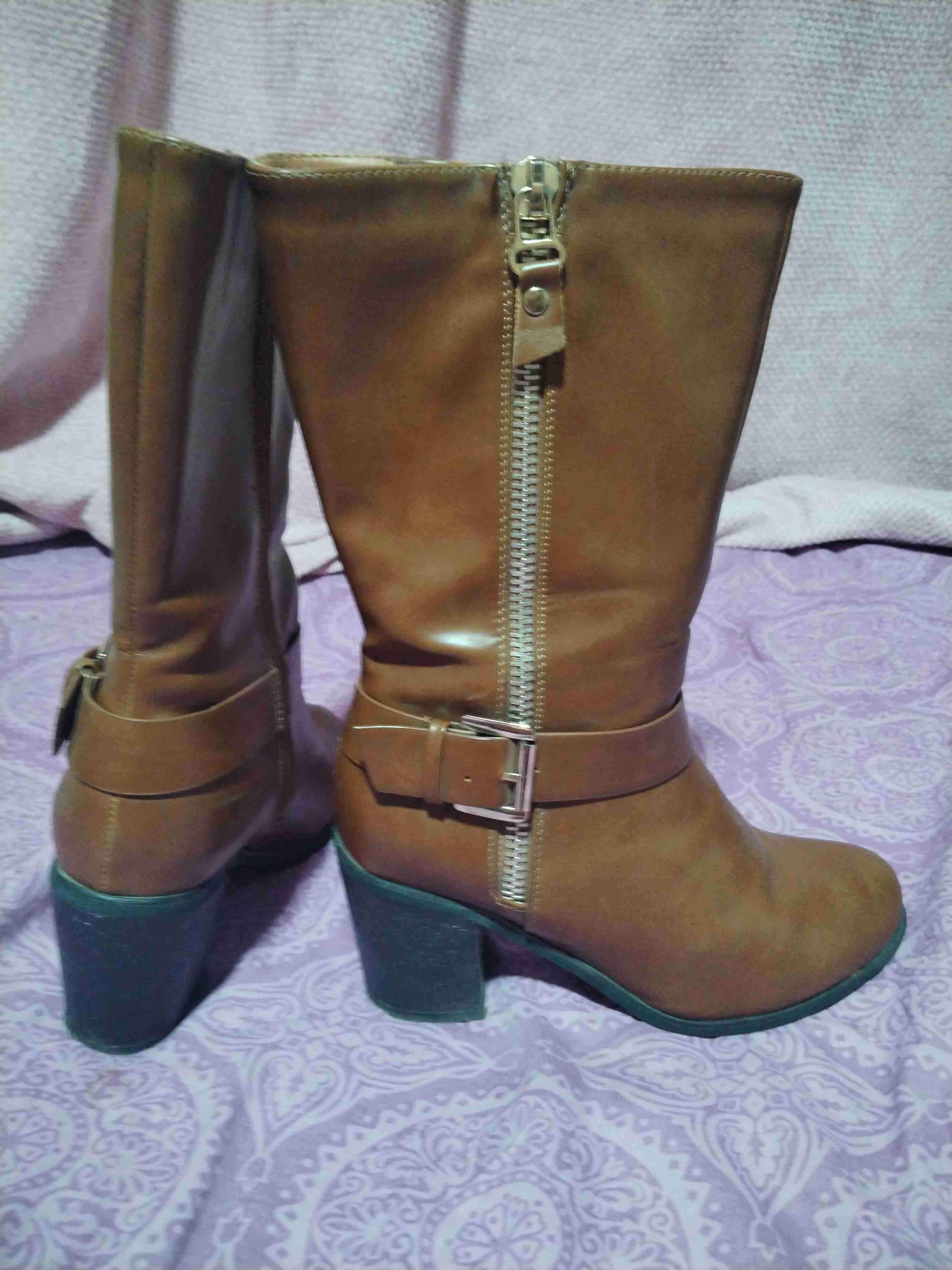 Botas color café con tacón - 3