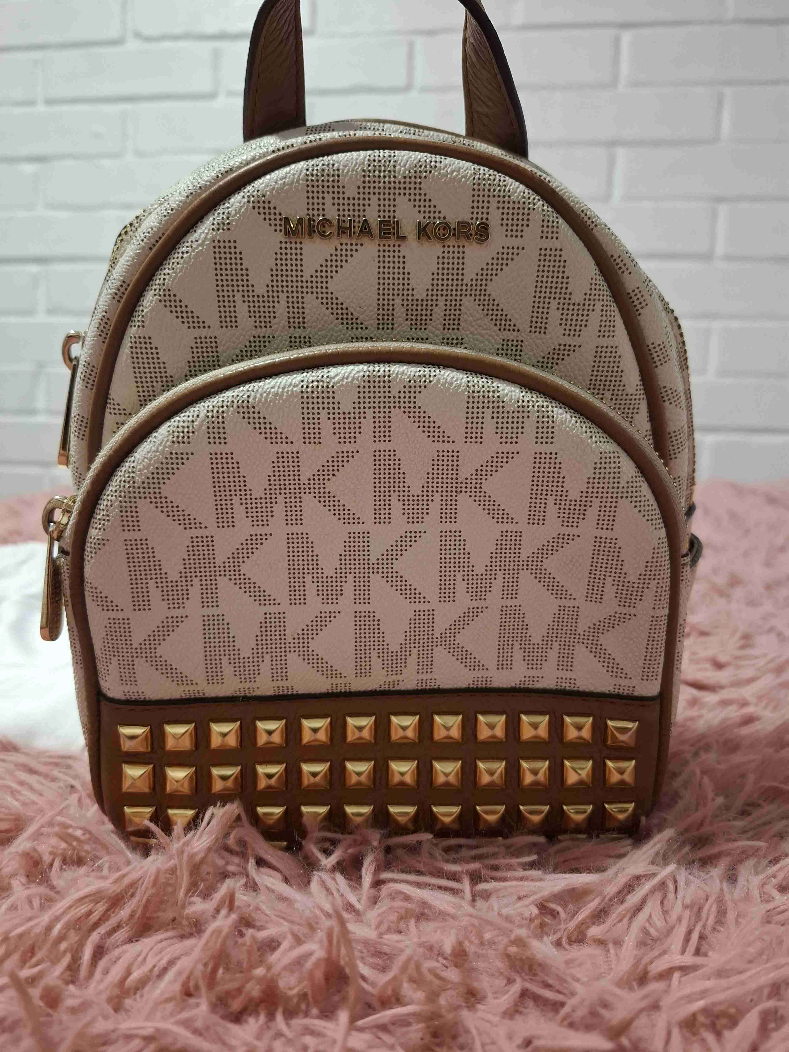 Mochila Michael Kors beige con tachas - 1