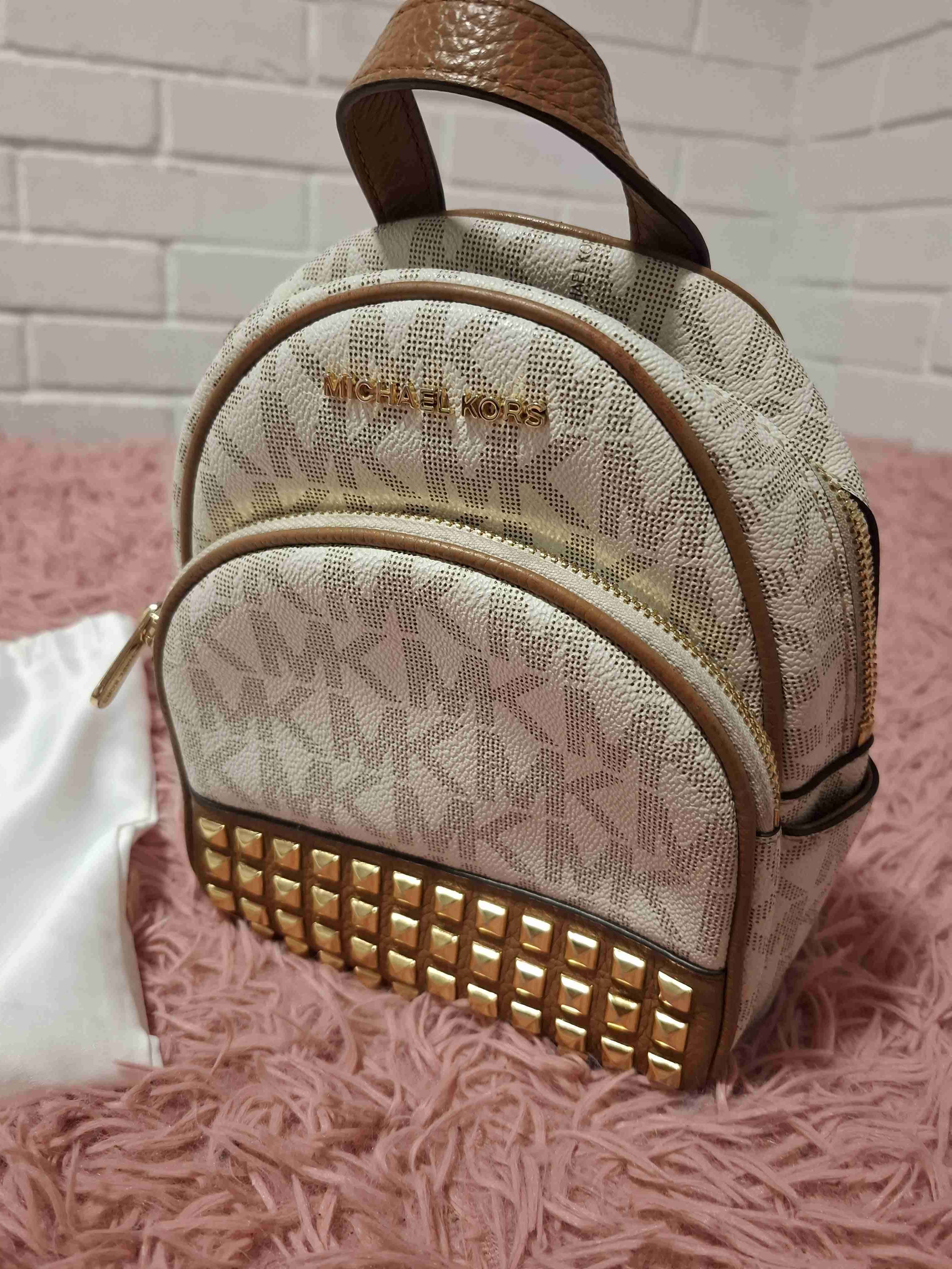 Mochila Michael Kors beige con tachas - 2