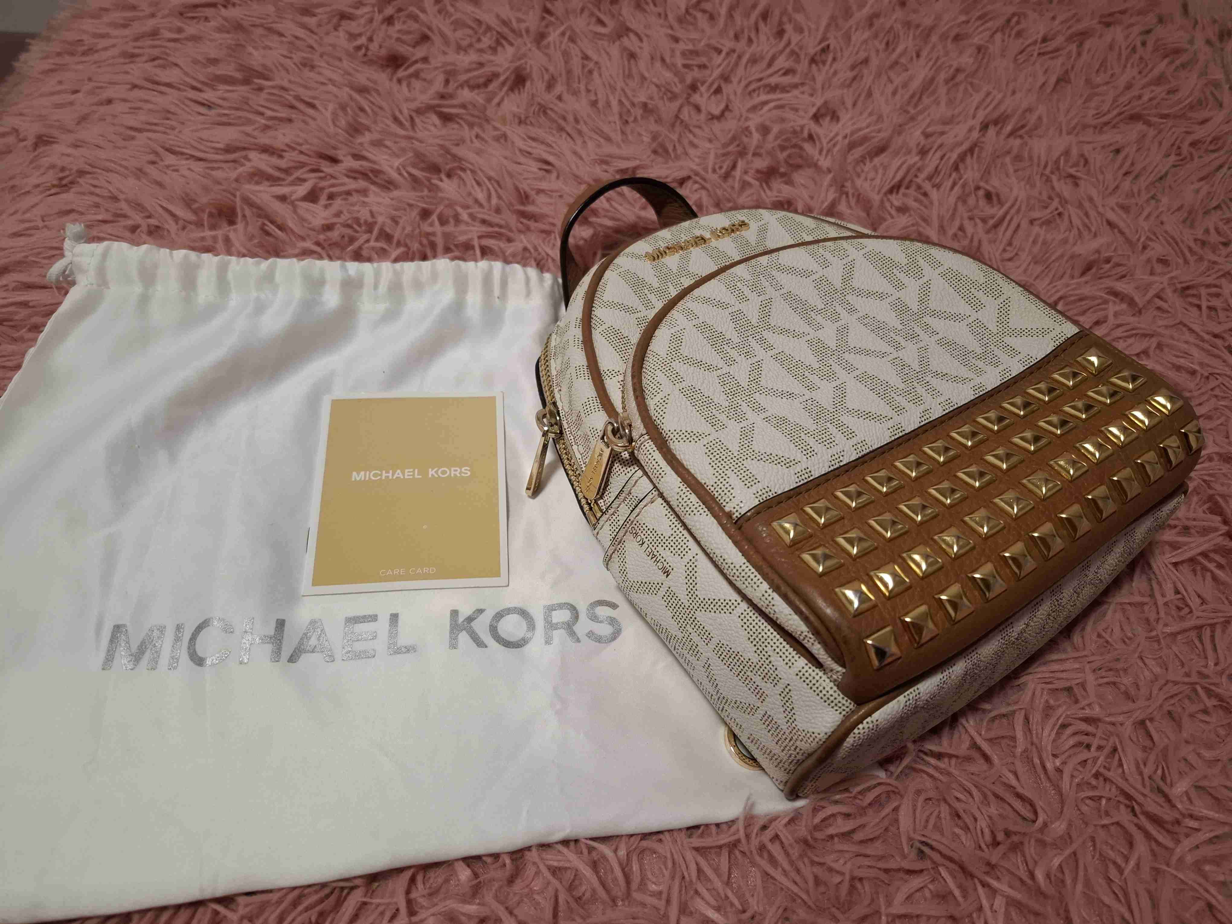 Mochila Michael Kors beige con tachas - 3