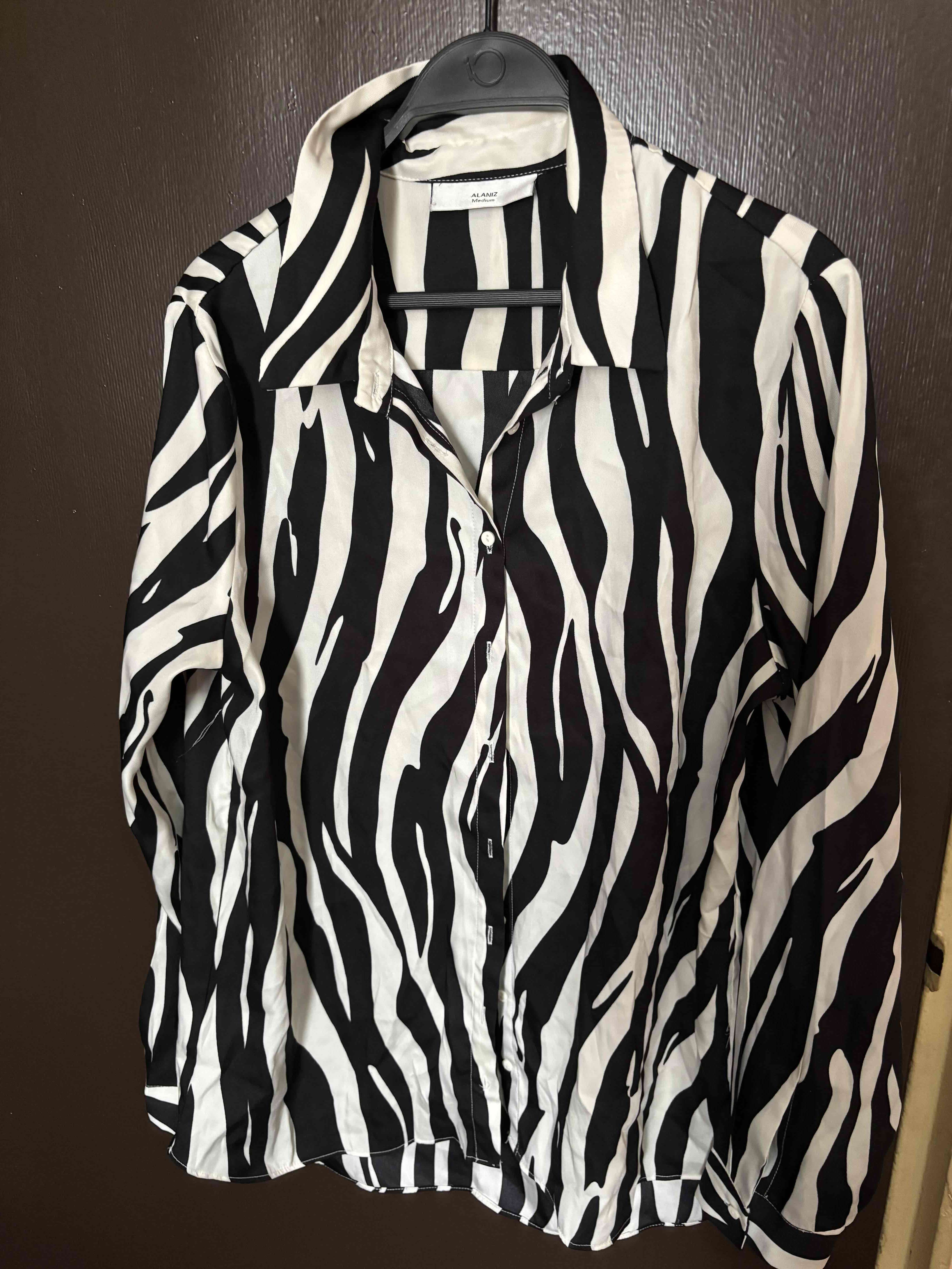 Camisa estampado cebra blanco y negro