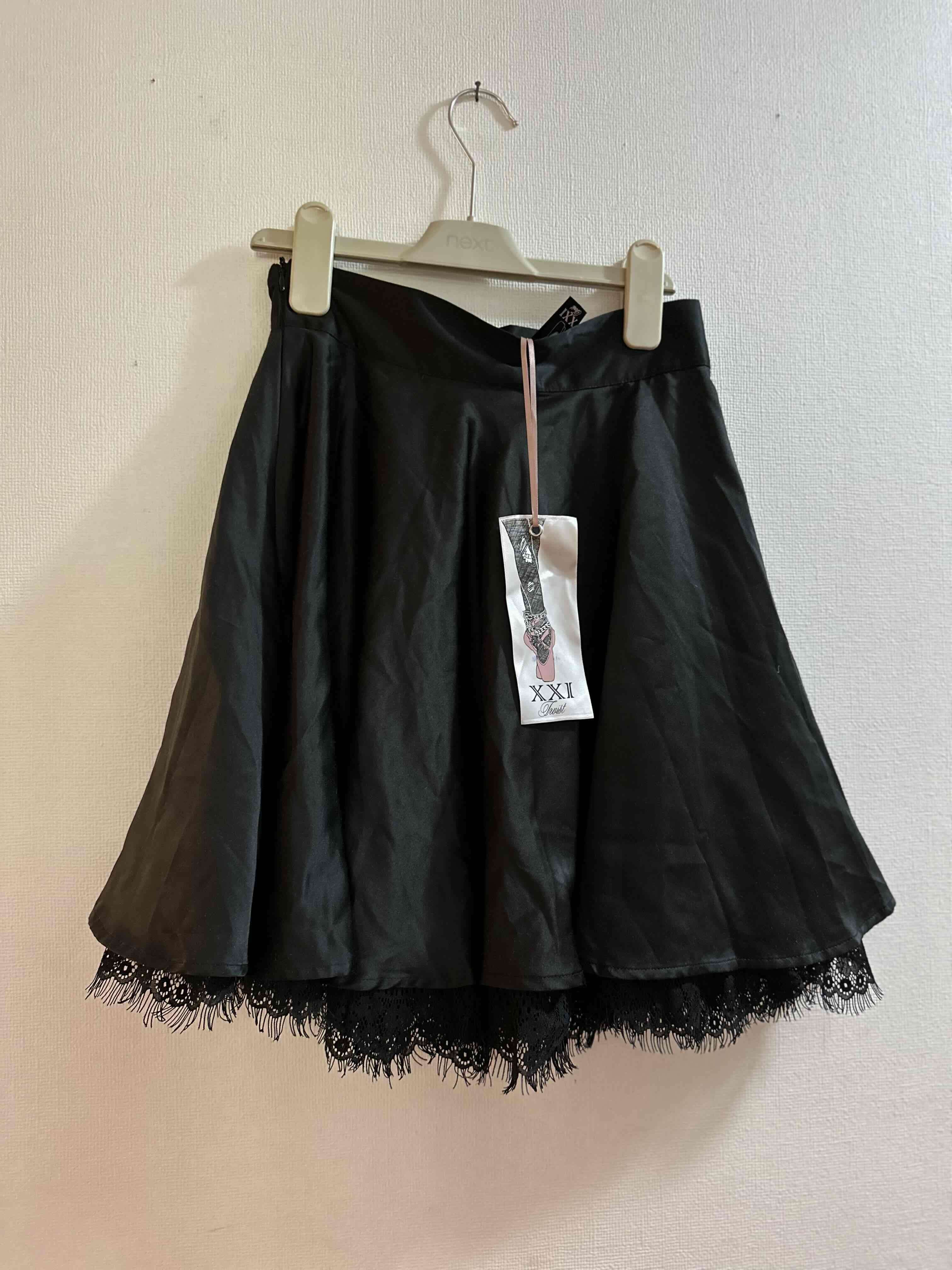 Falda negra con encaje - 1