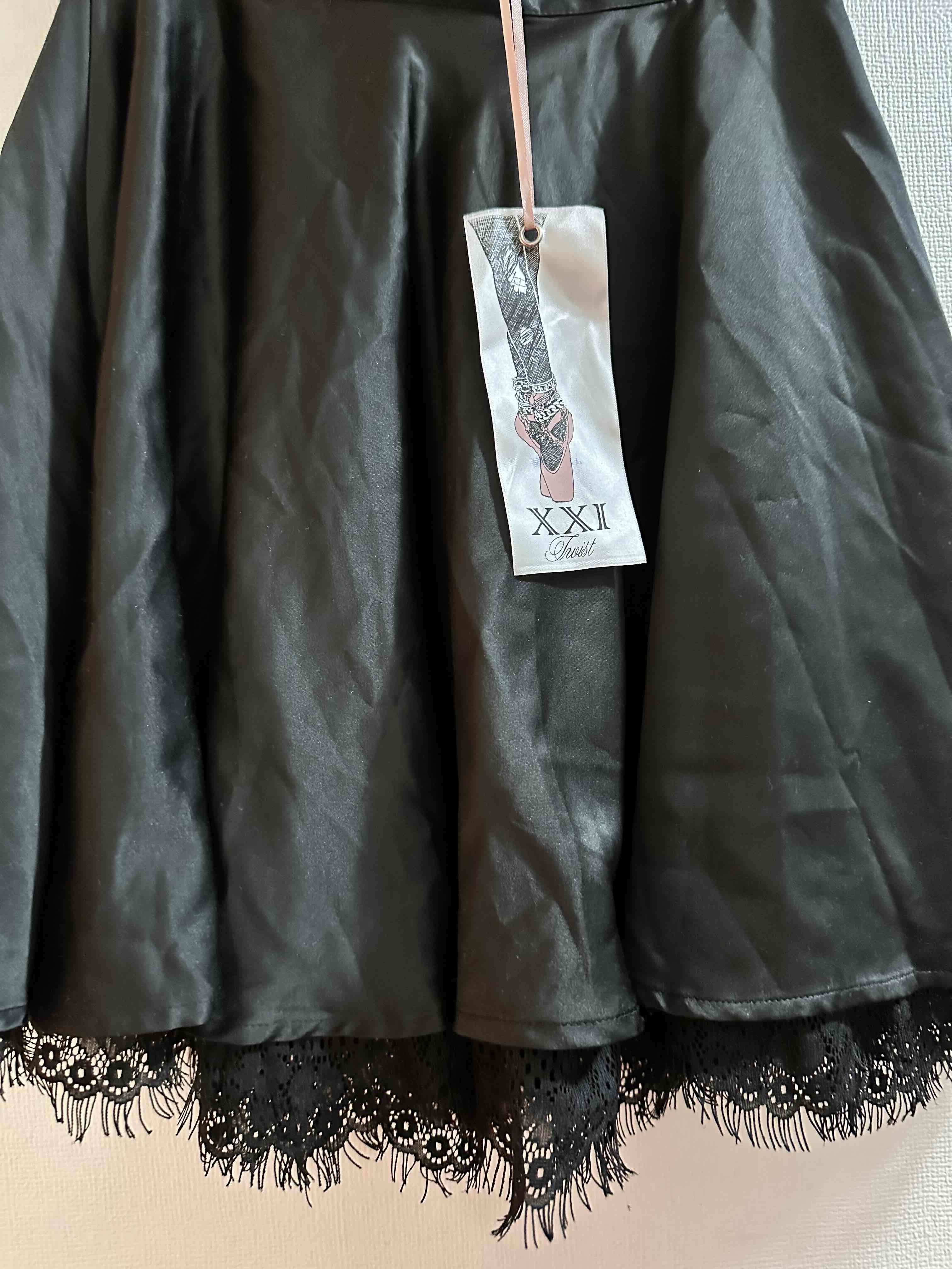 Falda negra con encaje - 2