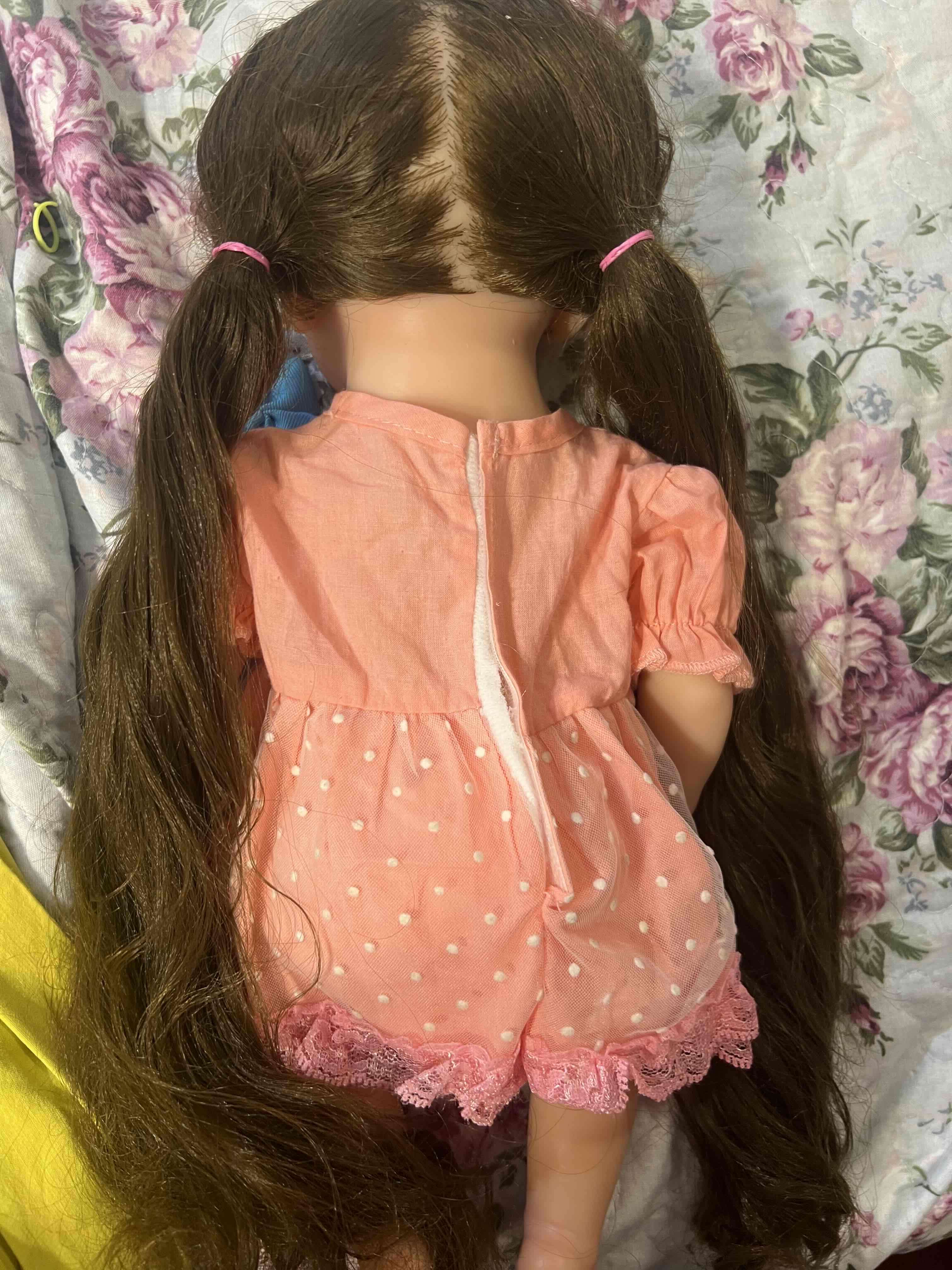 Muñeca con vestido rosado de silicona - 3