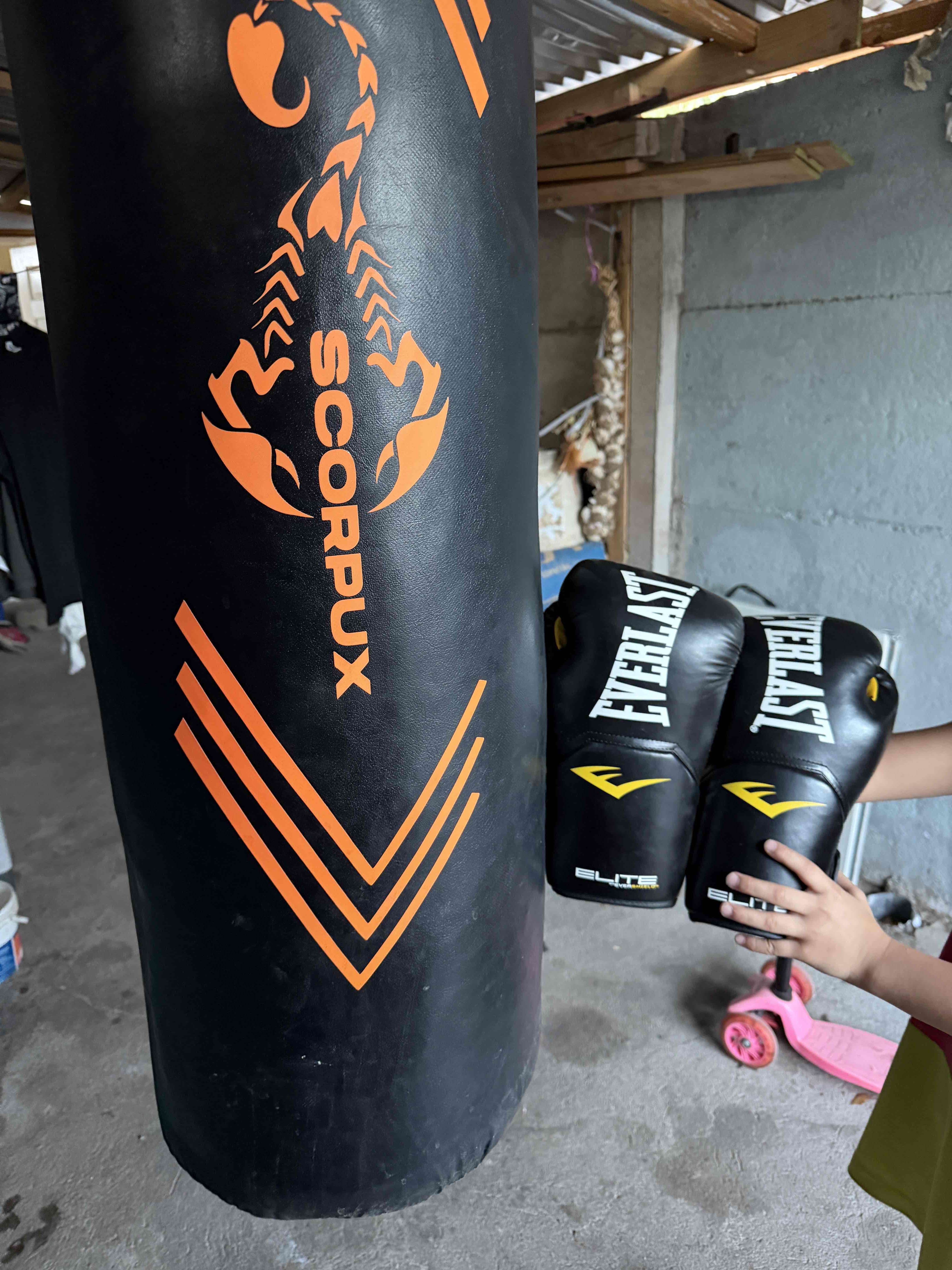 Saco de boxeo y guantes Everlast - miniatura 3