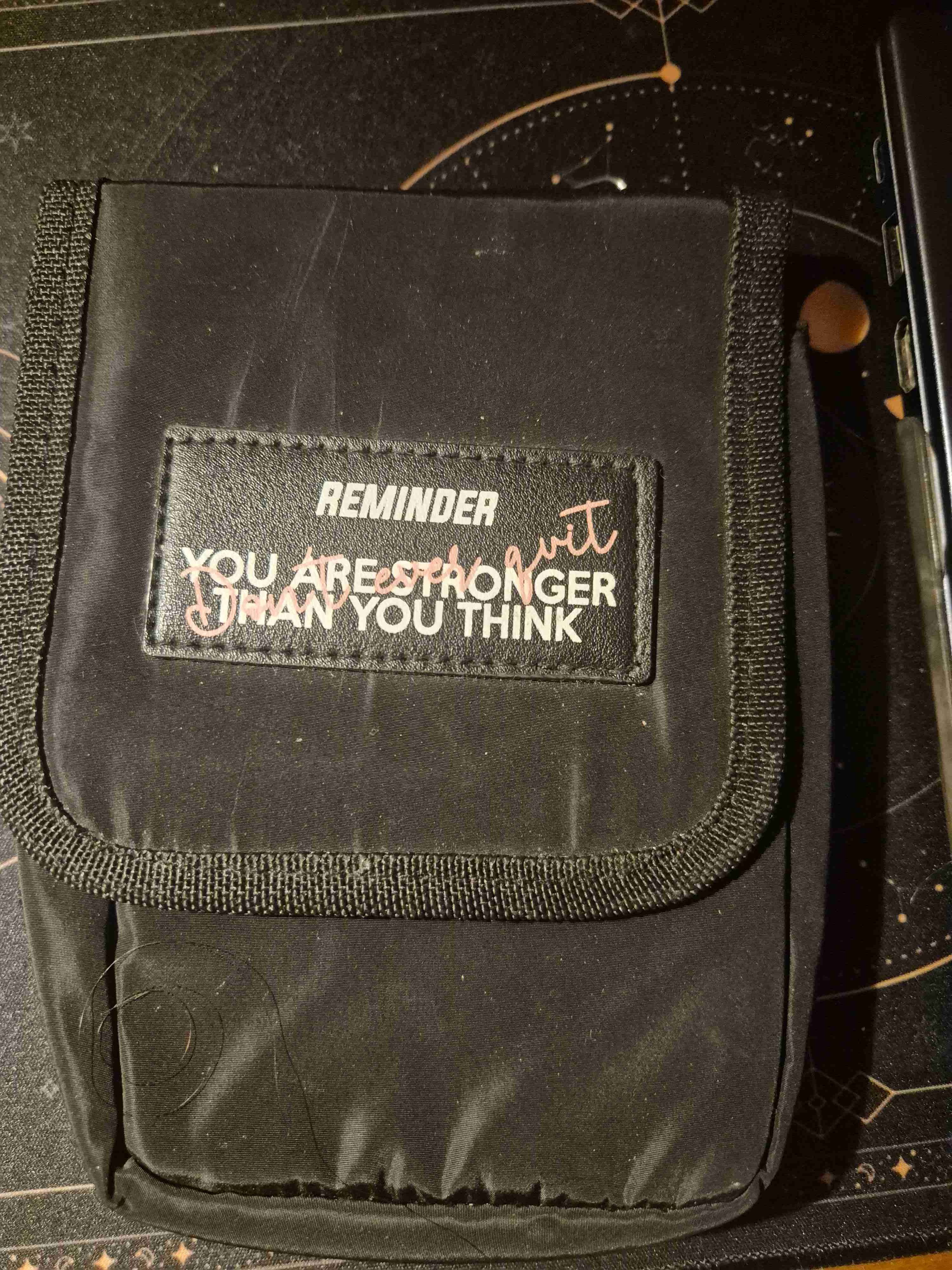 Estuche negro con mensaje motivacional - 1