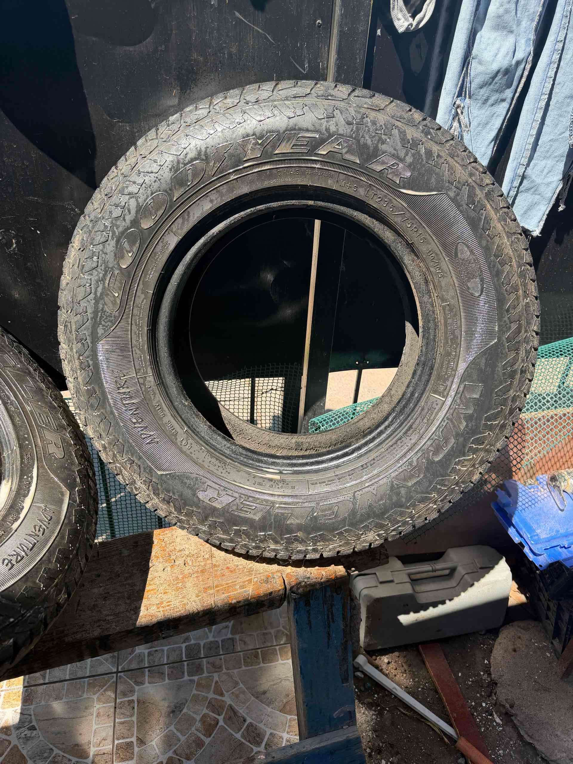 Neumáticos usados Goodyear 235/75/R15 - 2