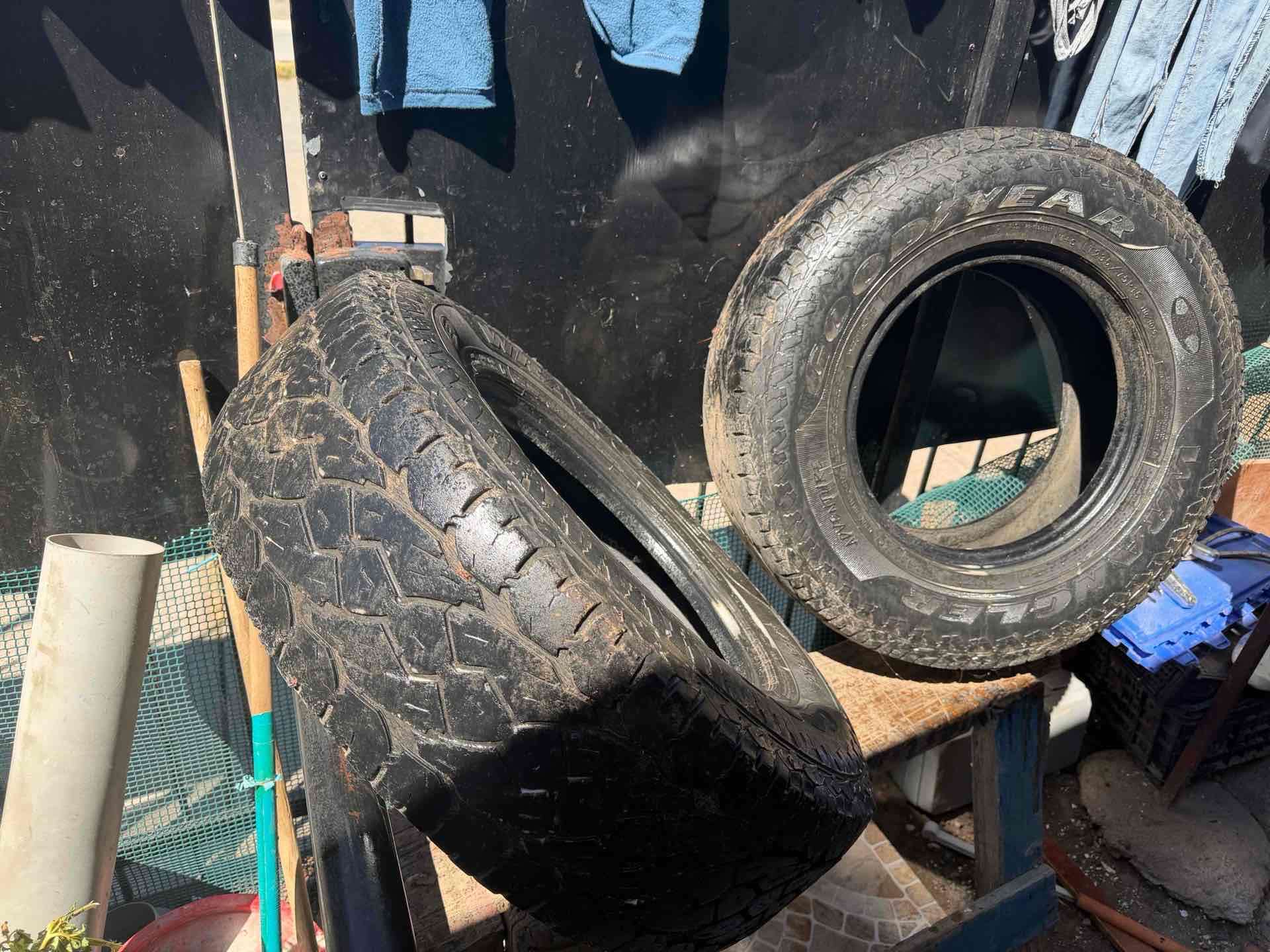 Neumáticos usados Goodyear 235/75/R15 - 3