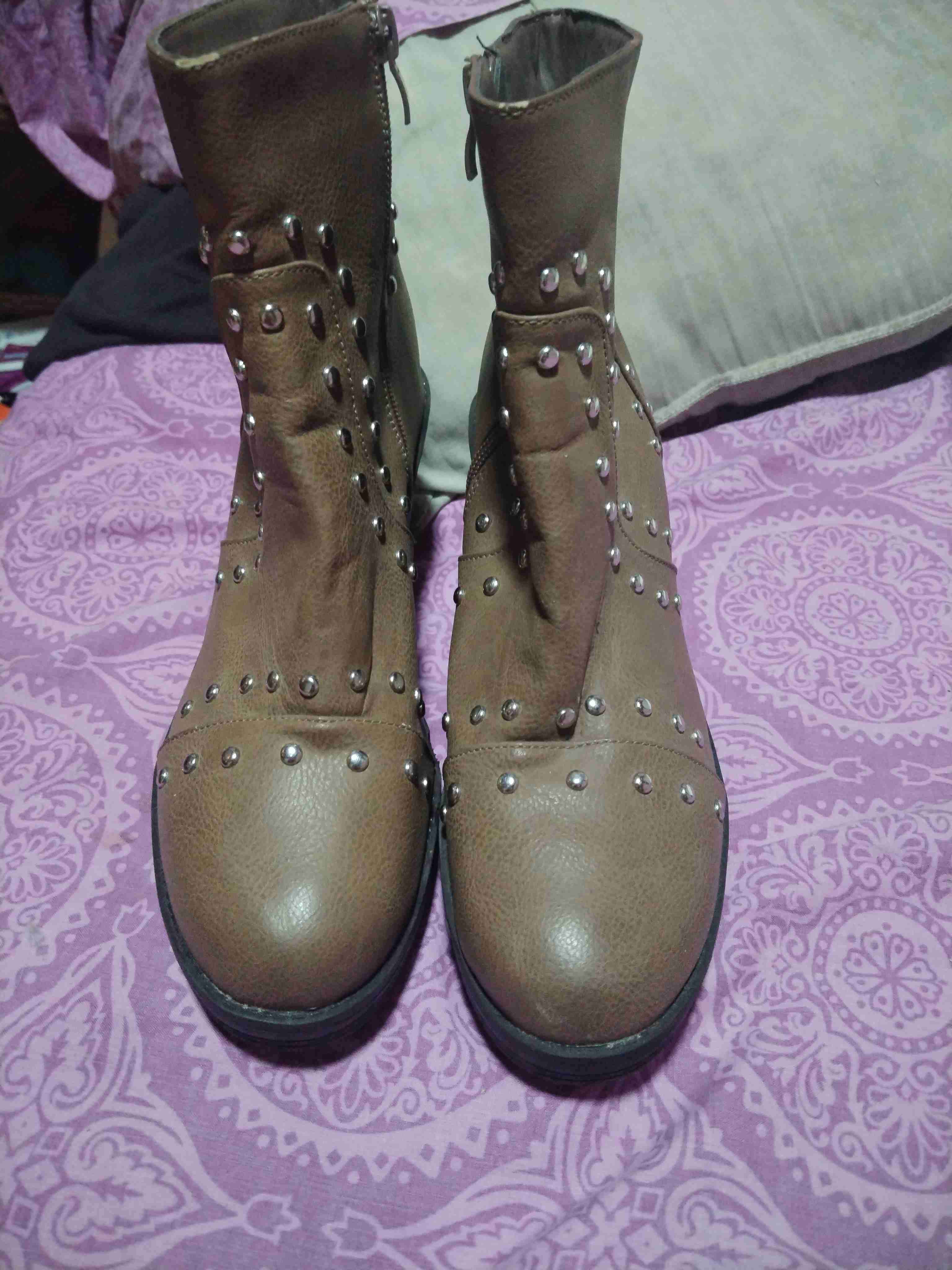 Botines marrones con tachas - 1