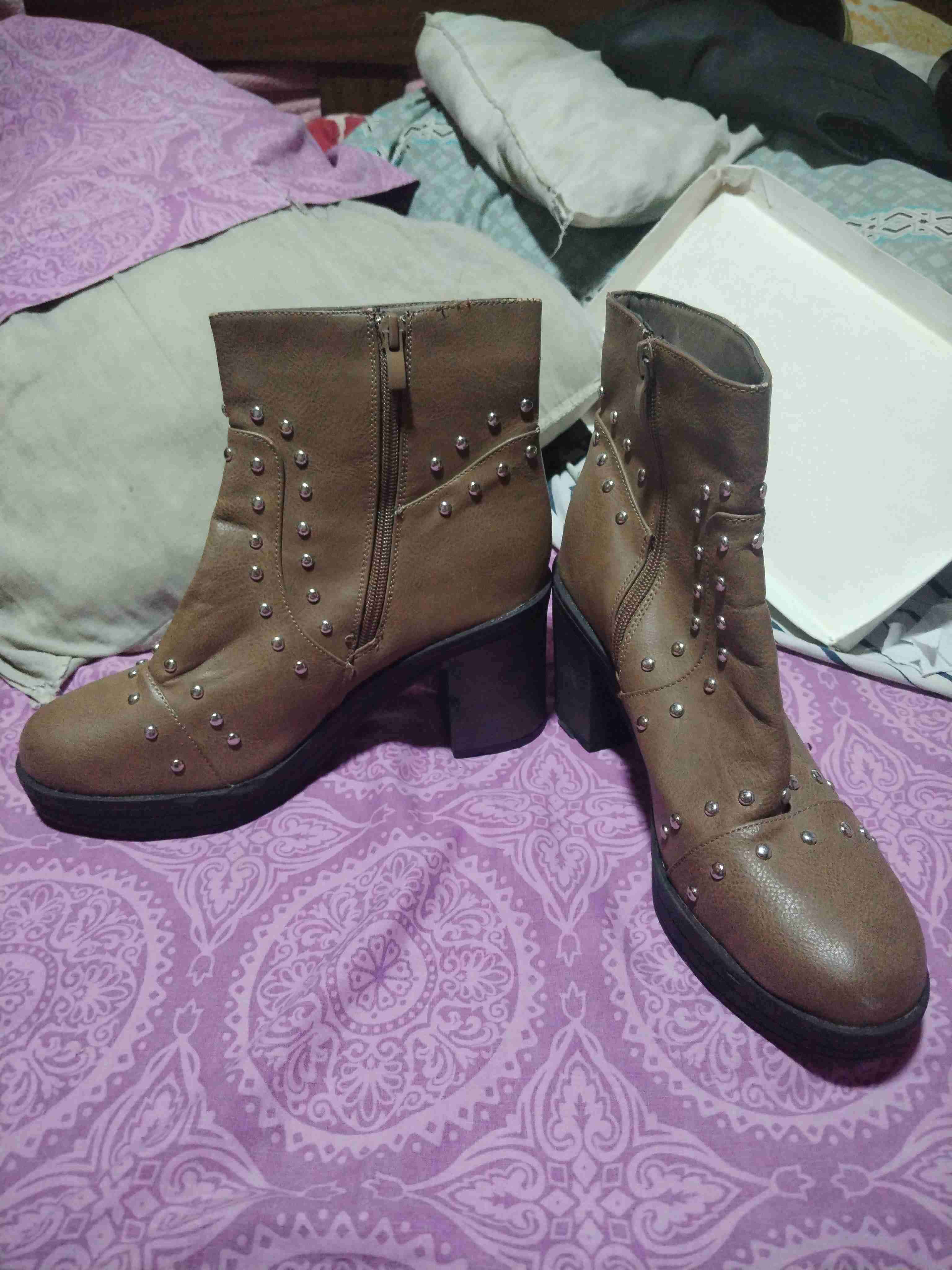 Botines marrones con tachas - 2