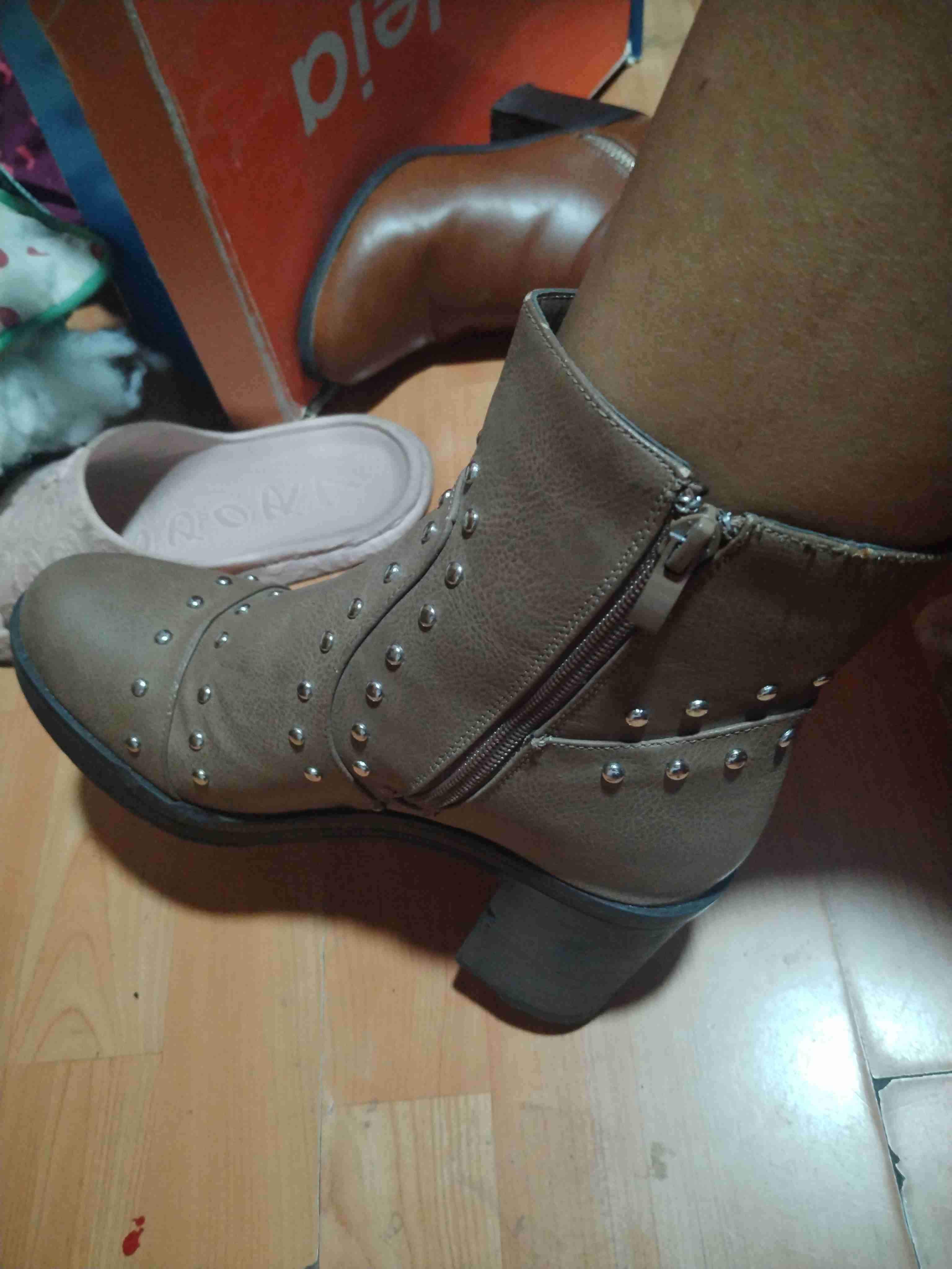 Botines marrones con tachas - 3