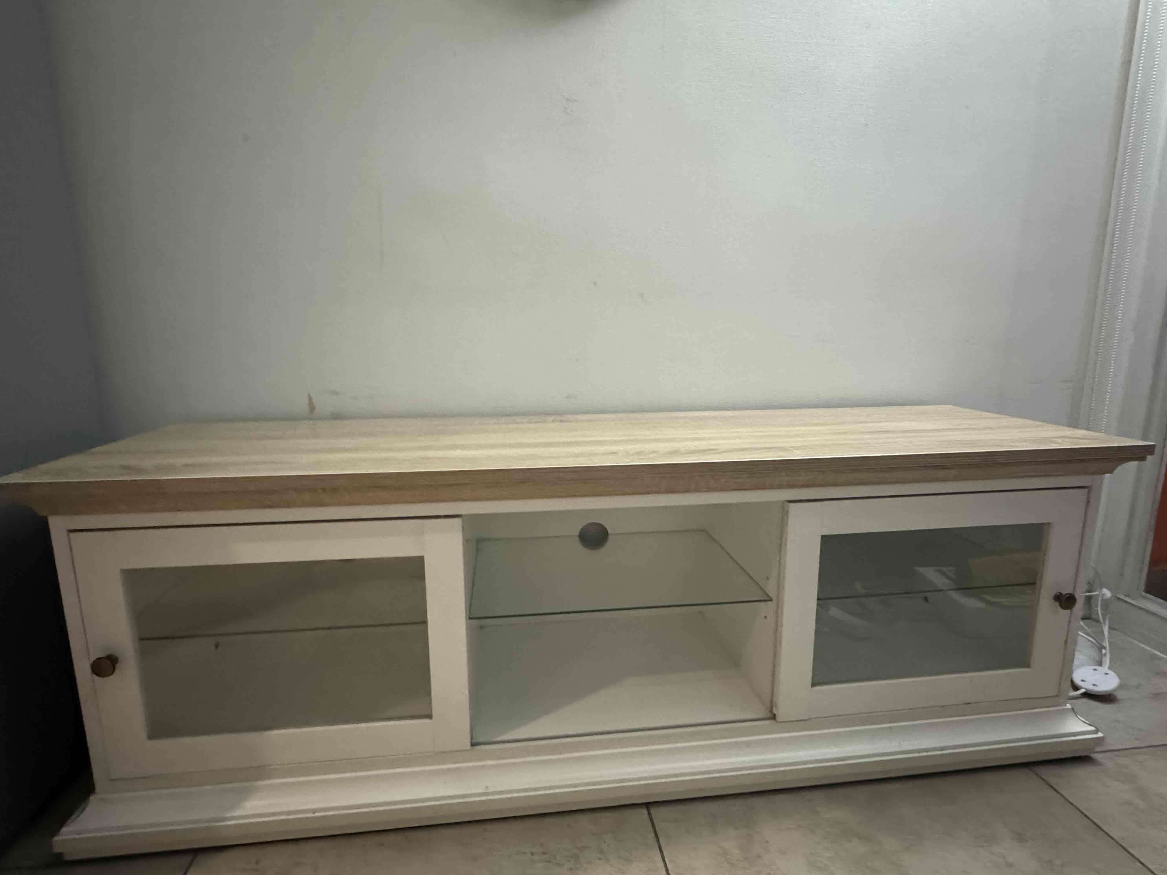 Mueble de TV blanco y madera - 1