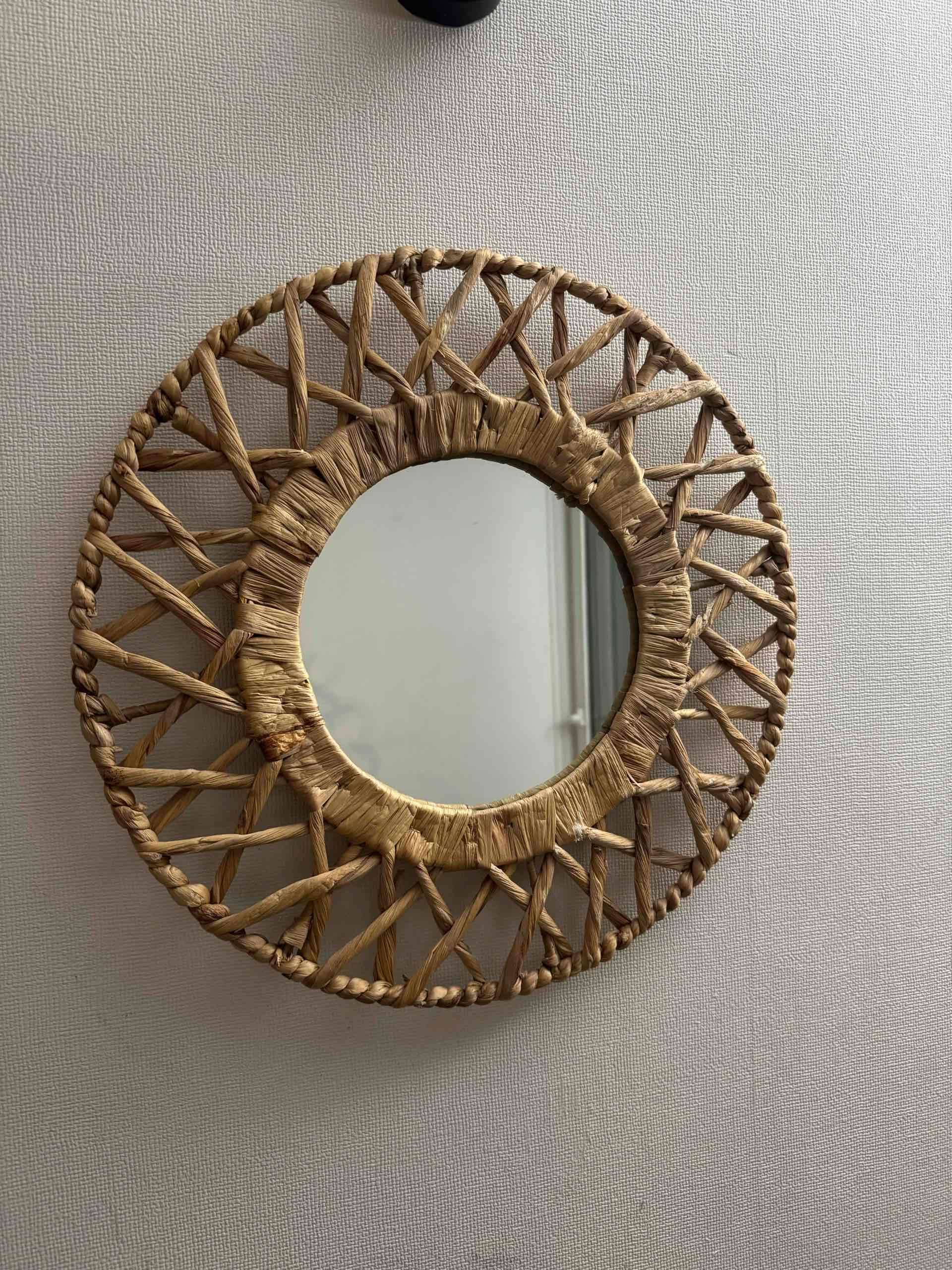 Espejo circular con marco tejido - 1
