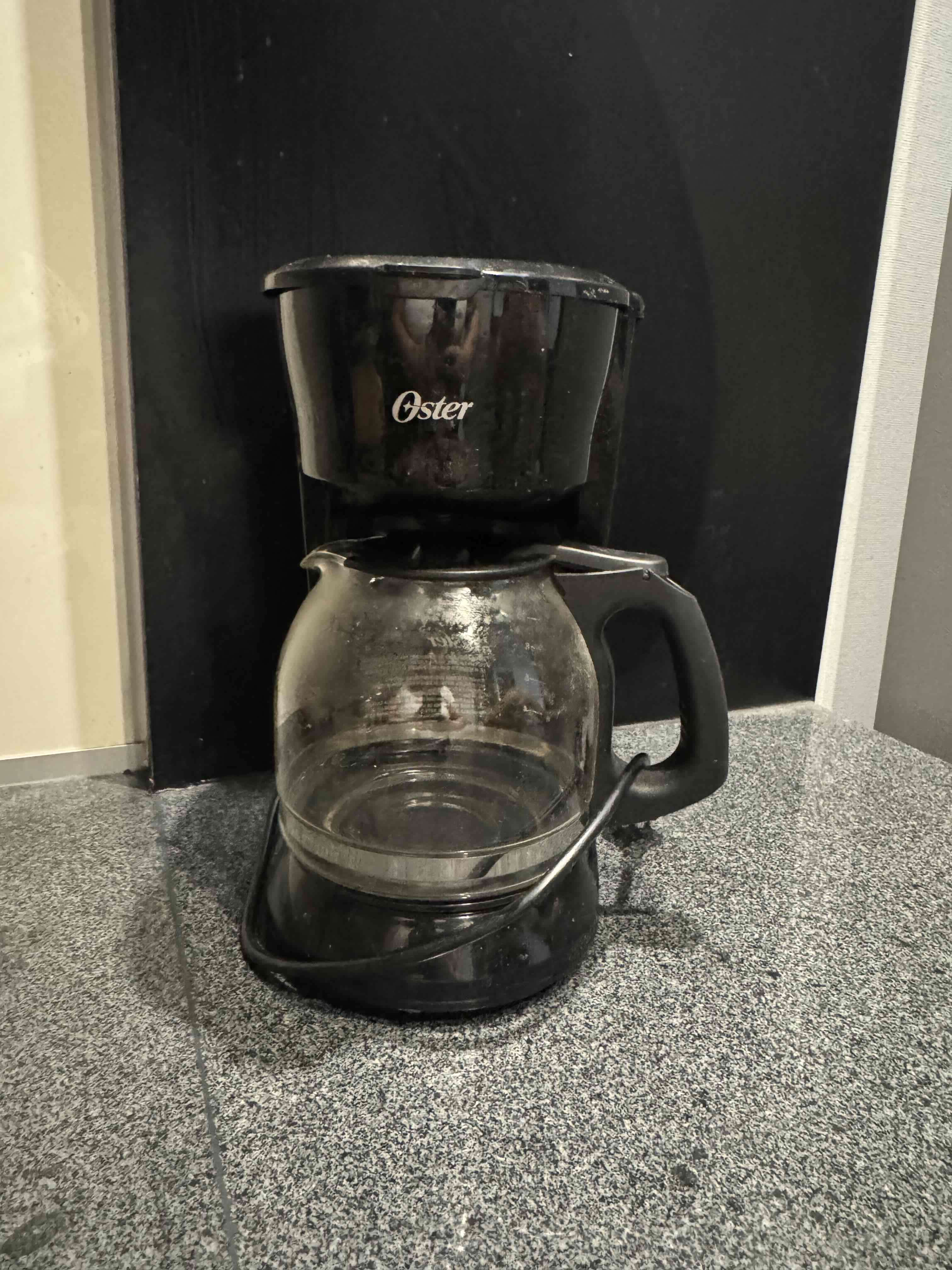 Cafetera Oster negra - 1