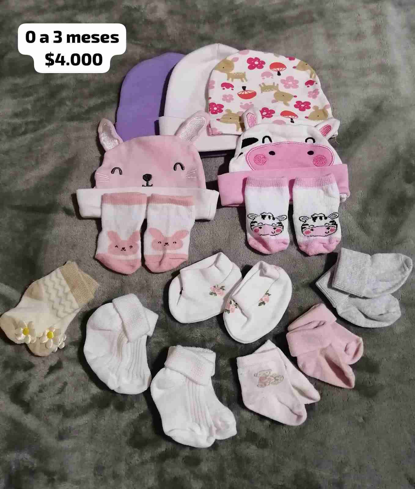 Set de gorros y calcetines bebé
