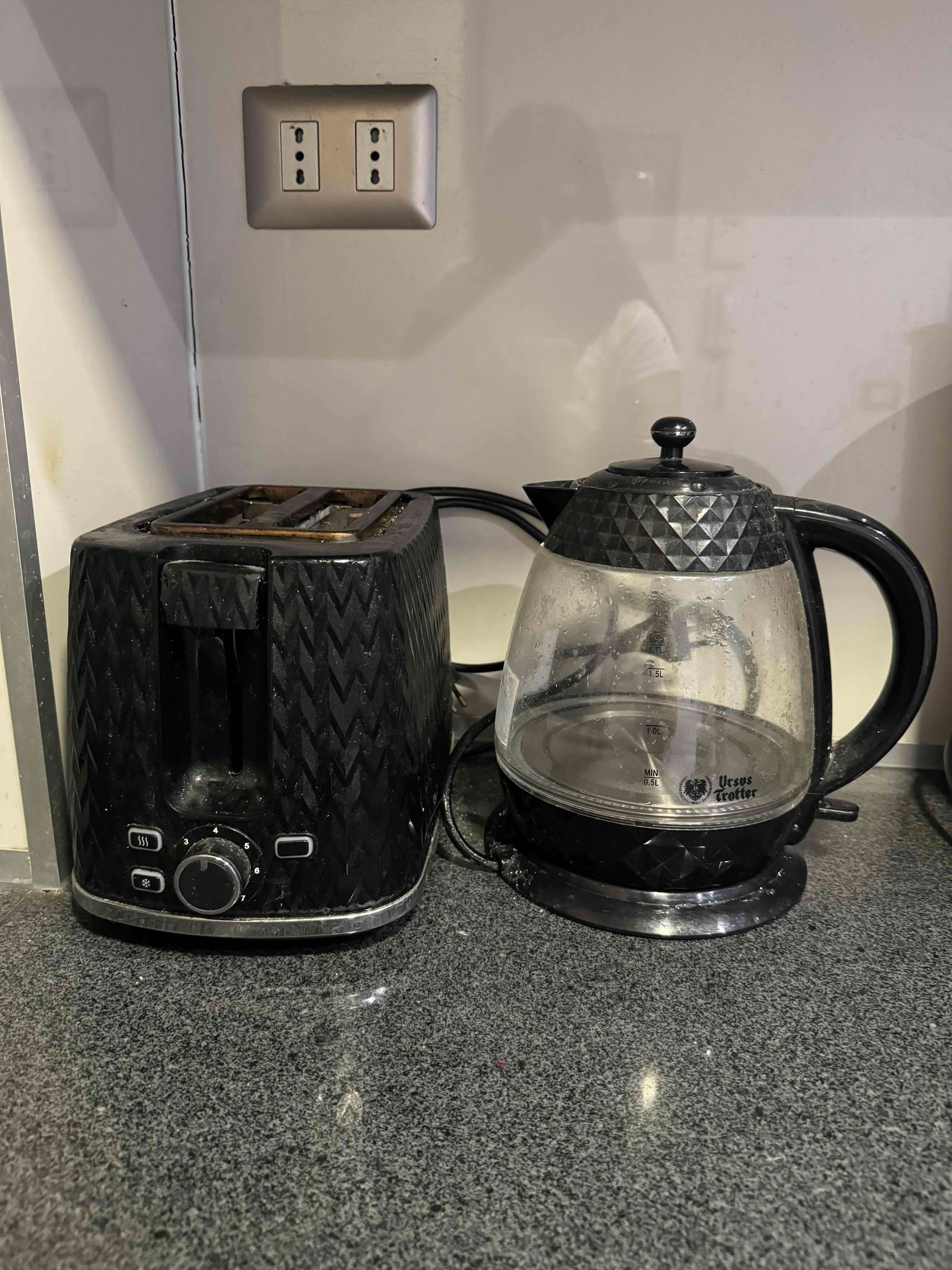 Hervidor y tostadora negra - miniatura 1