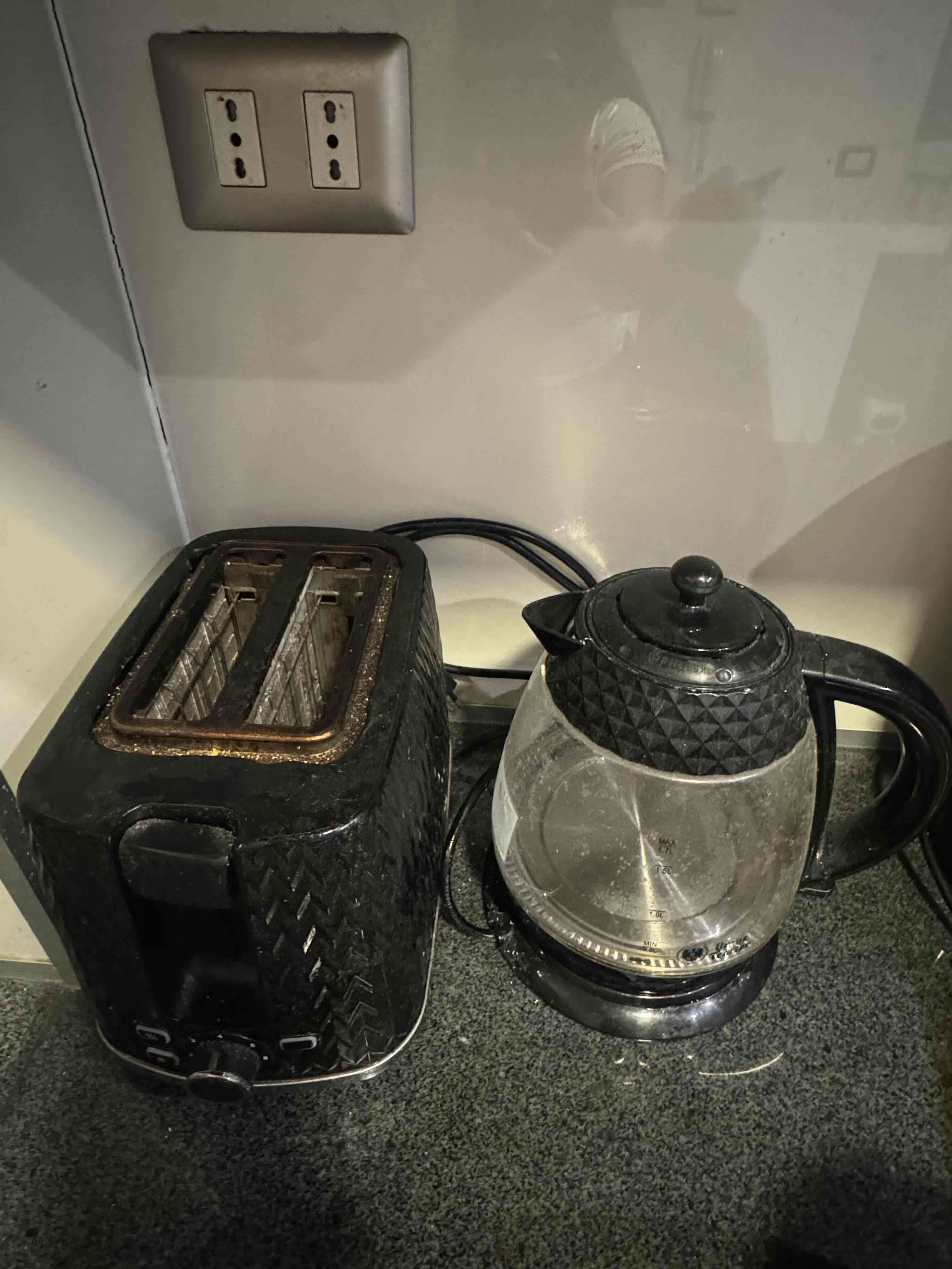 Hervidor y tostadora negra - miniatura 2