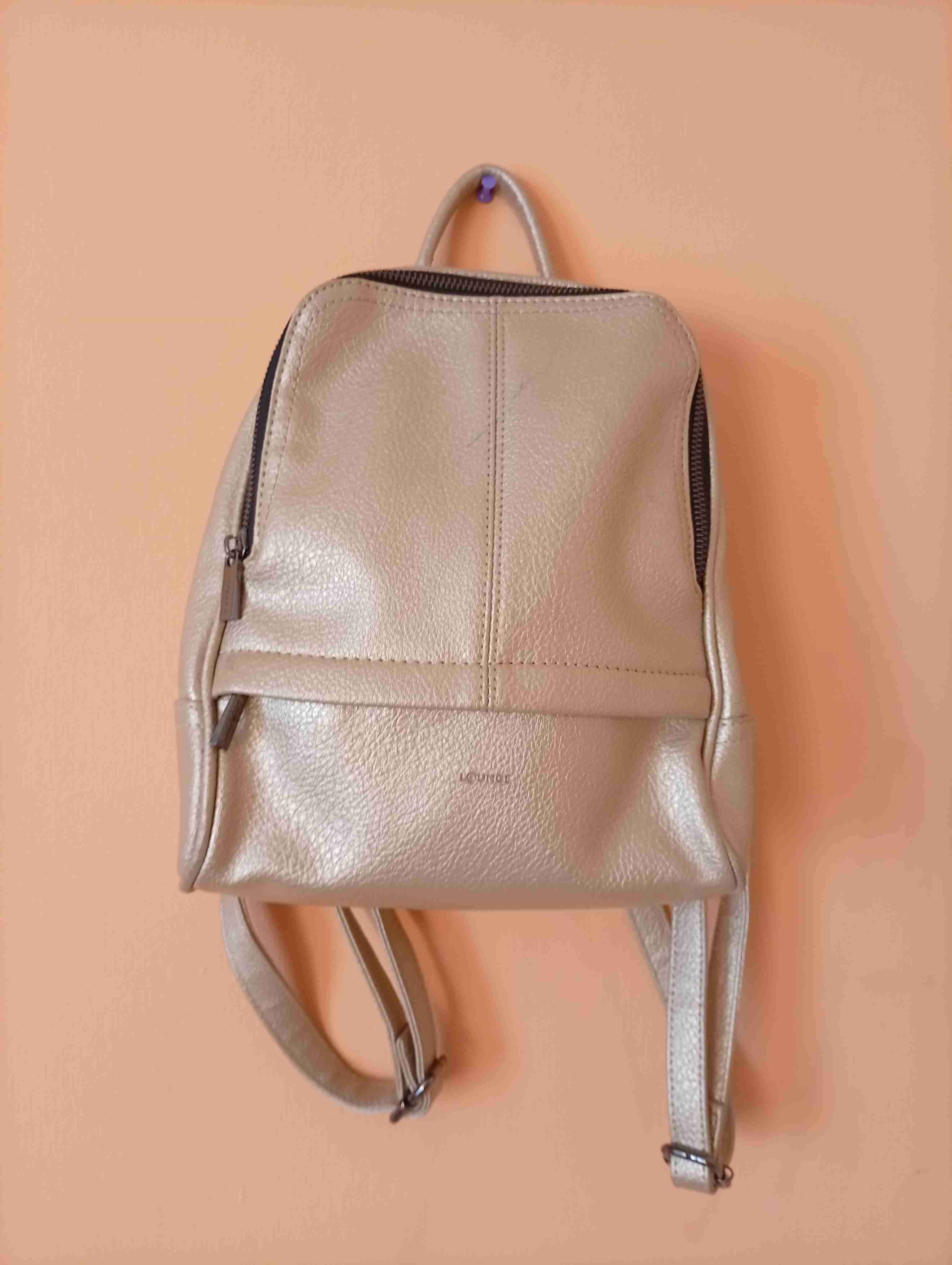 Mochila beige de cuero sintético