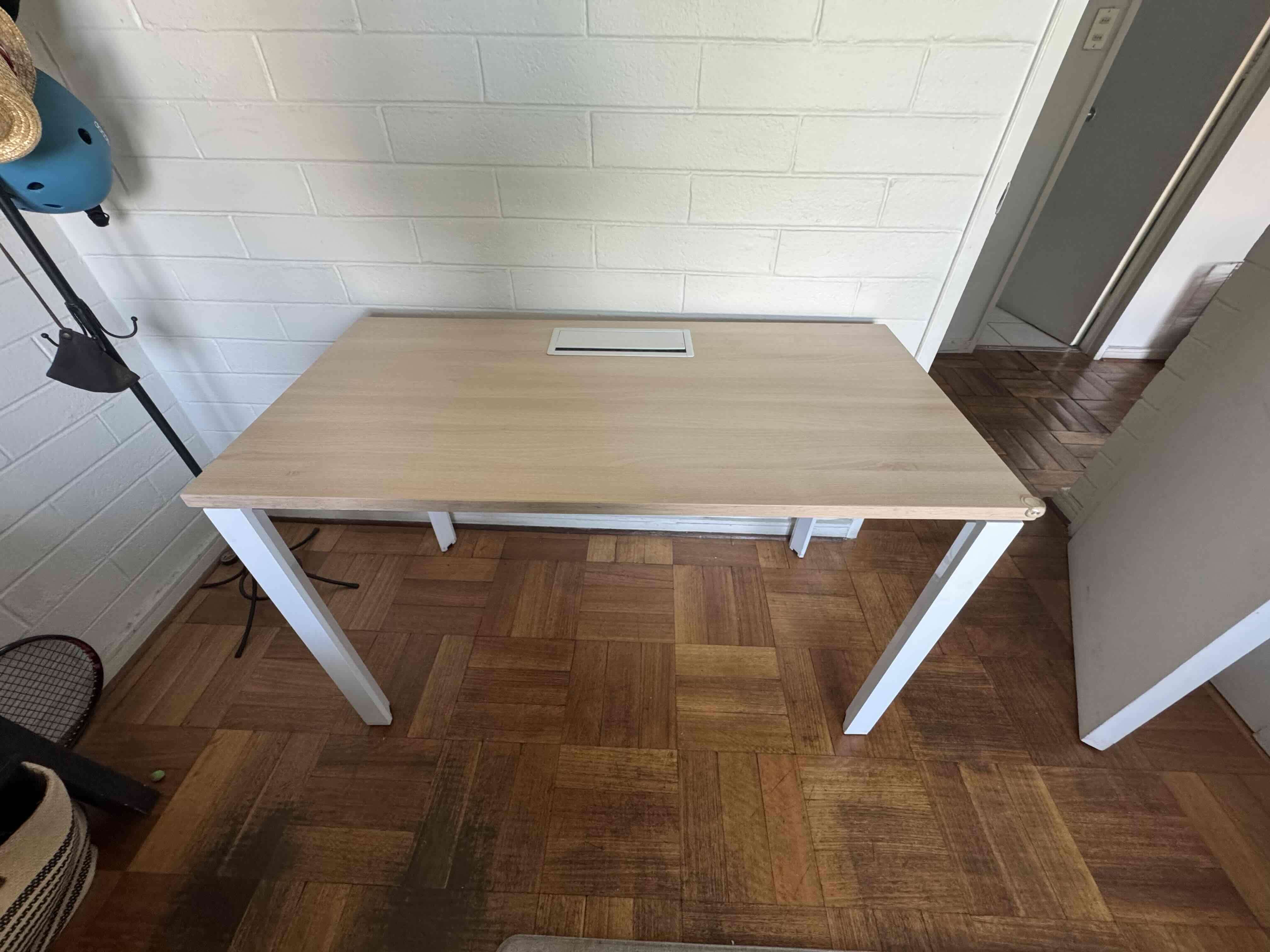 Escritorio de madera y metal marca Form - miniatura 1