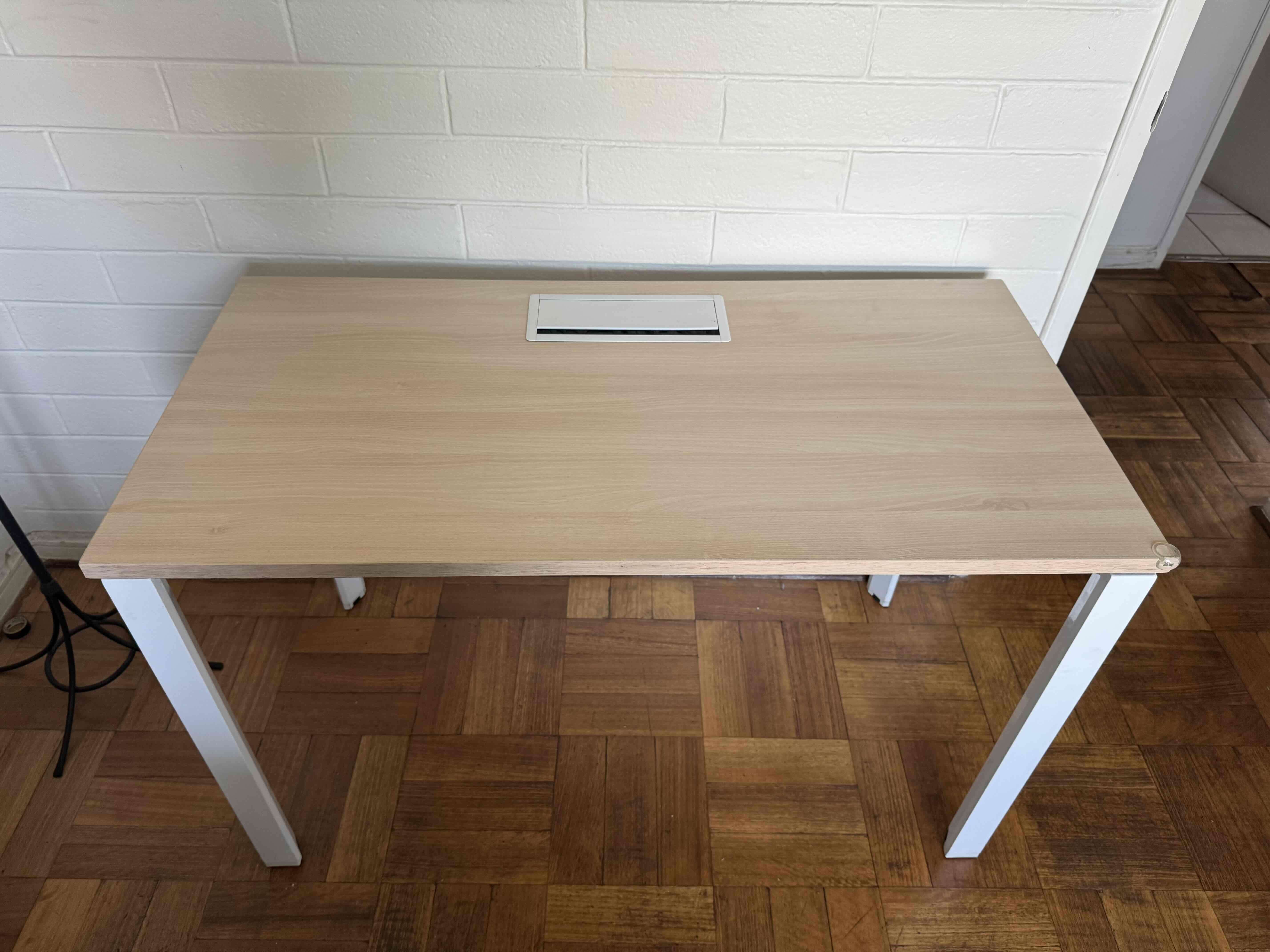 Escritorio de madera y metal marca Form - miniatura 2