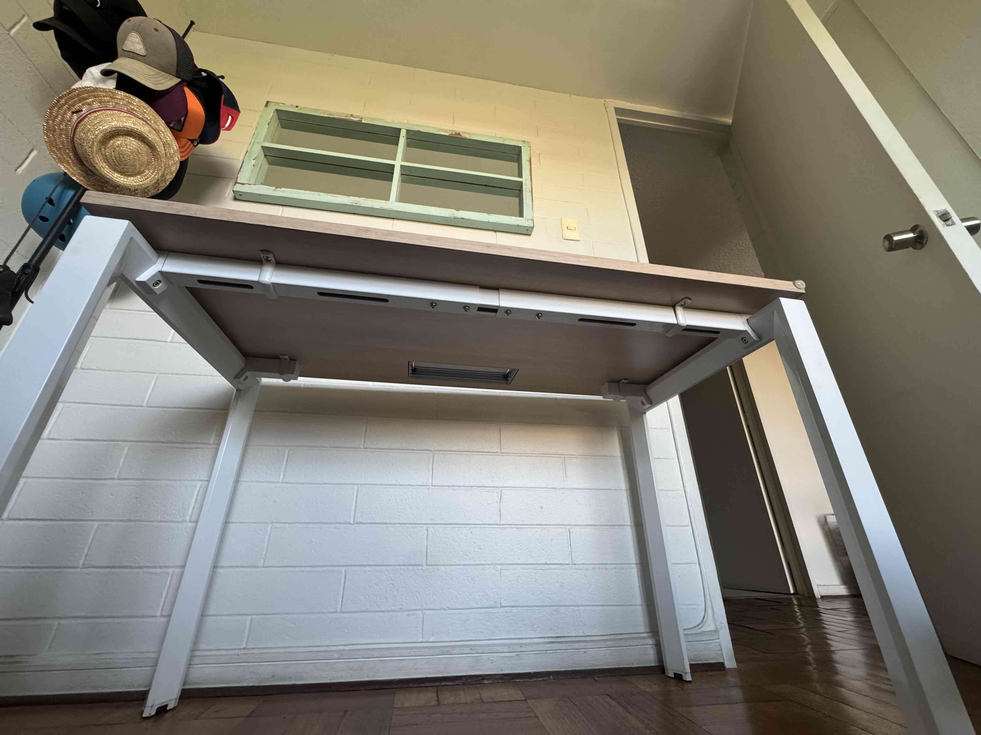 Escritorio de madera y metal marca Form - miniatura 3