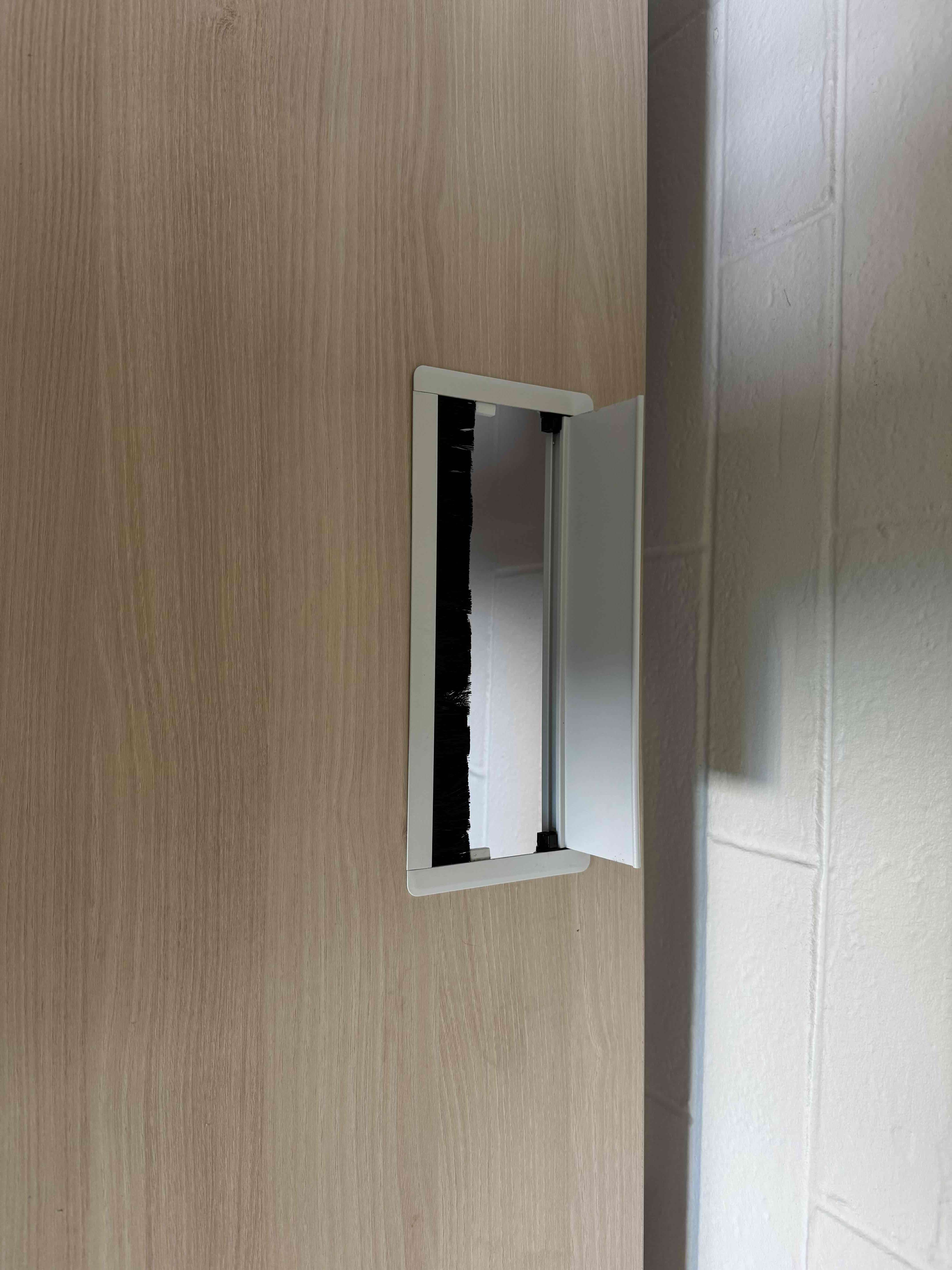 Escritorio de madera y metal marca Form - miniatura 4