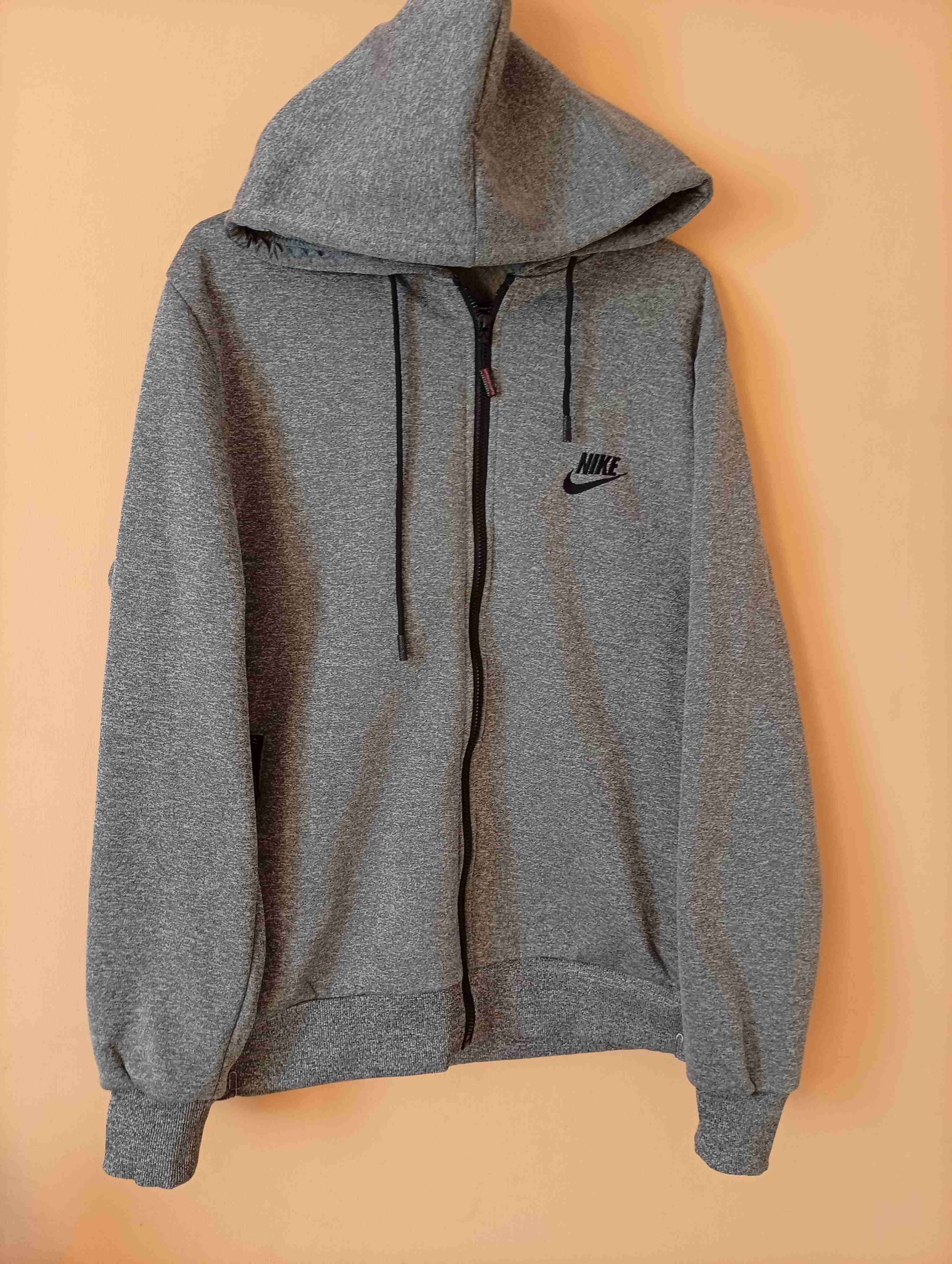 Polerón gris Nike con capucha
