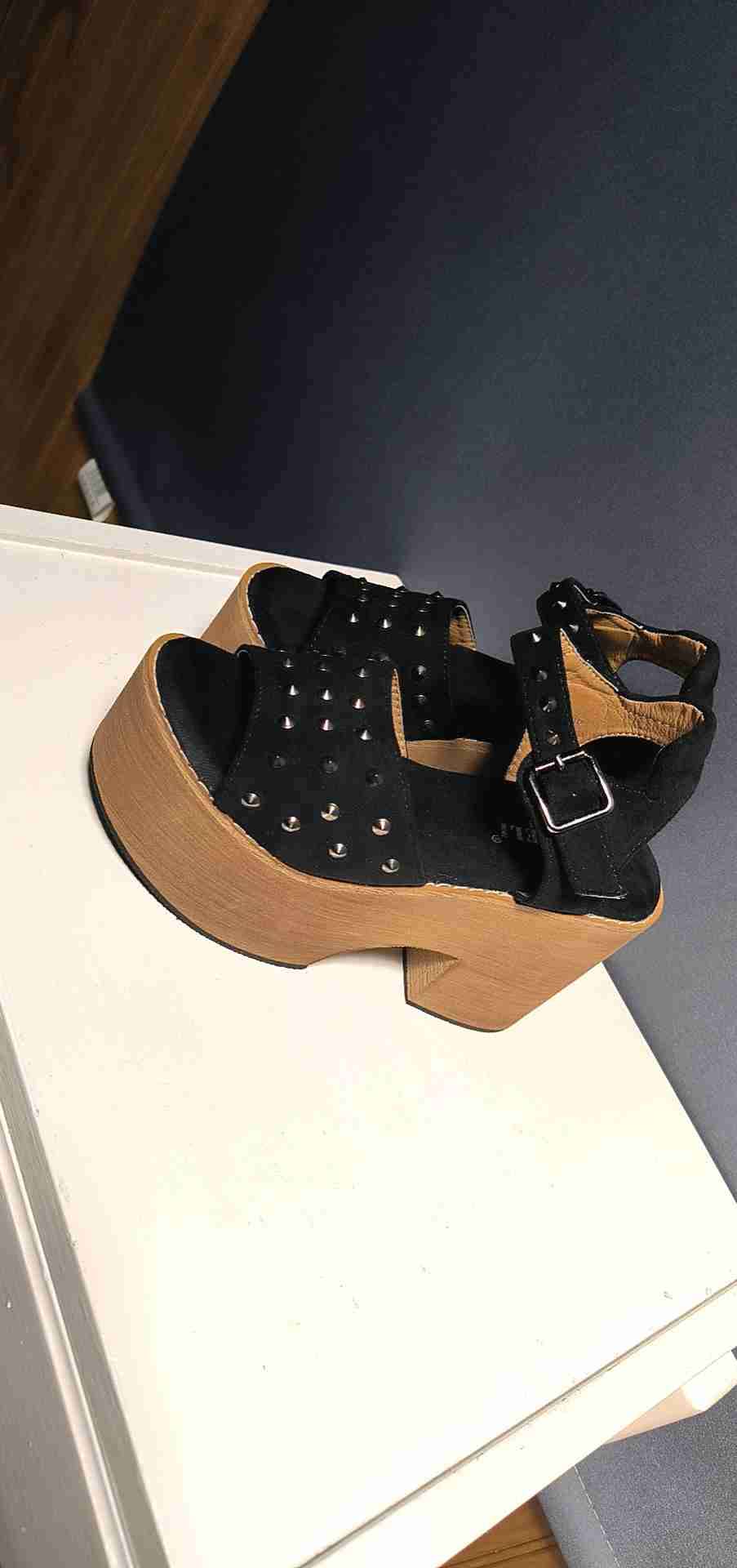 Sandalias plataforma negras con tachas
