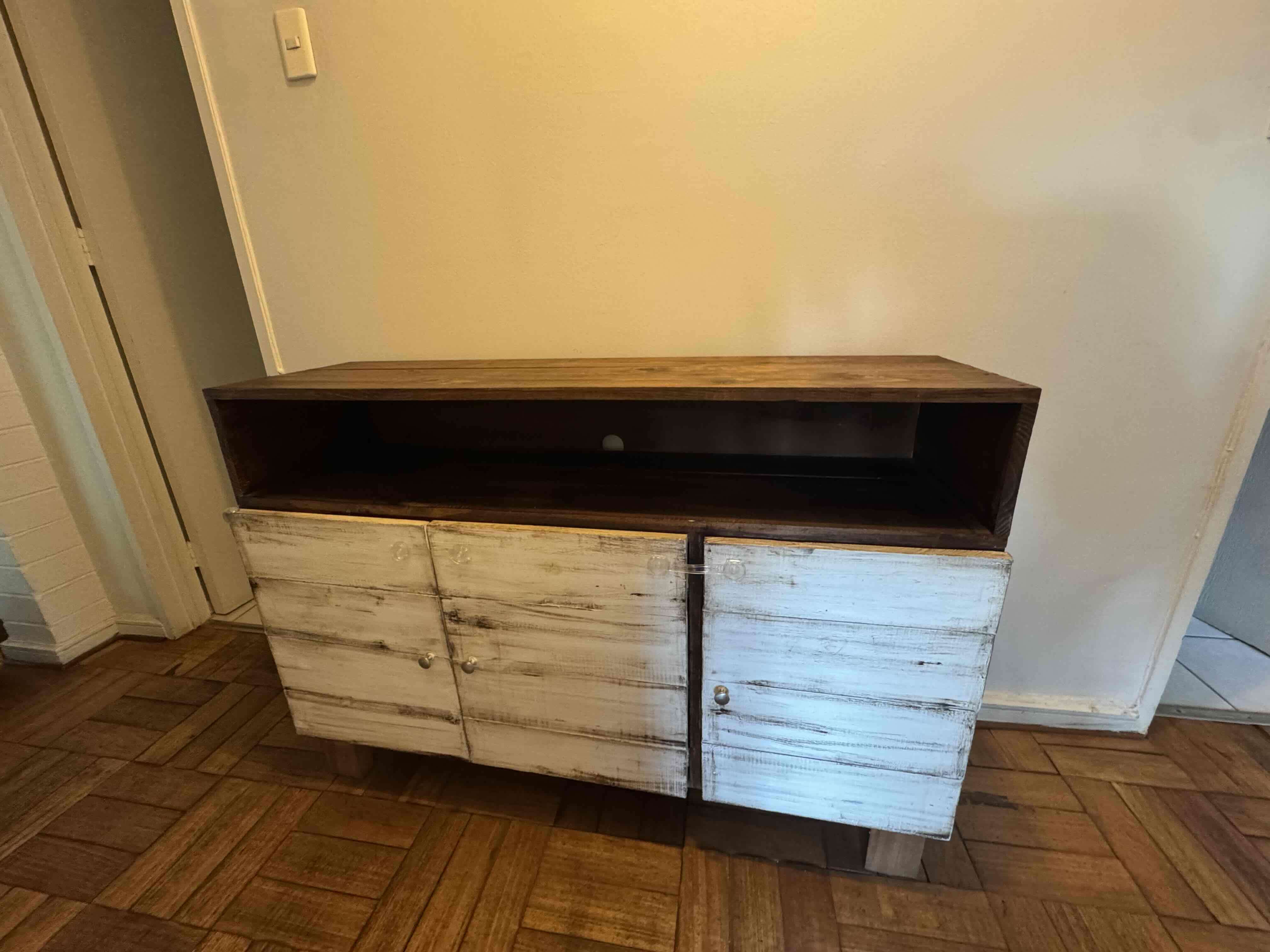 Mueble de madera rústico - miniatura 1