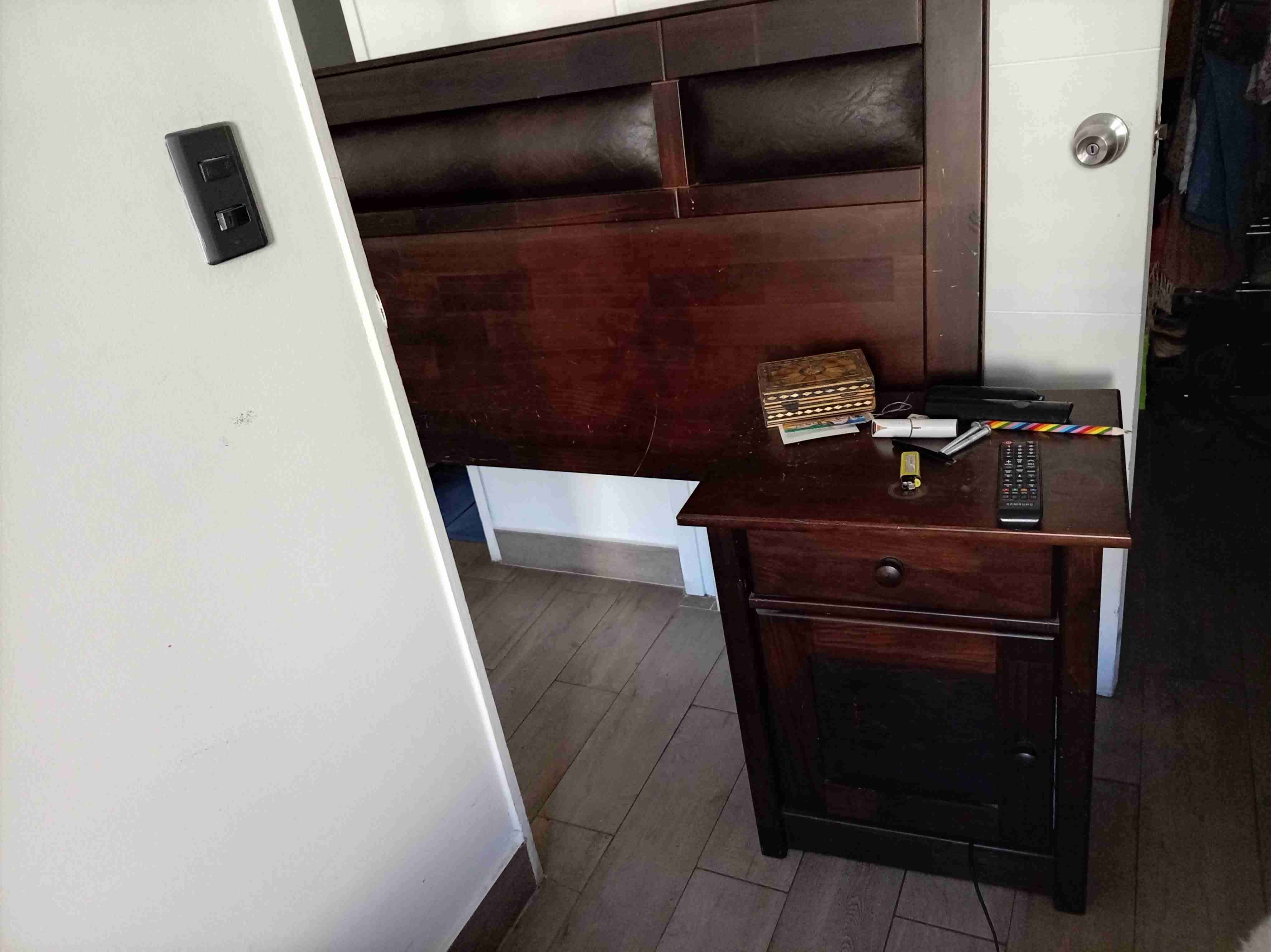 Velador de madera oscuro