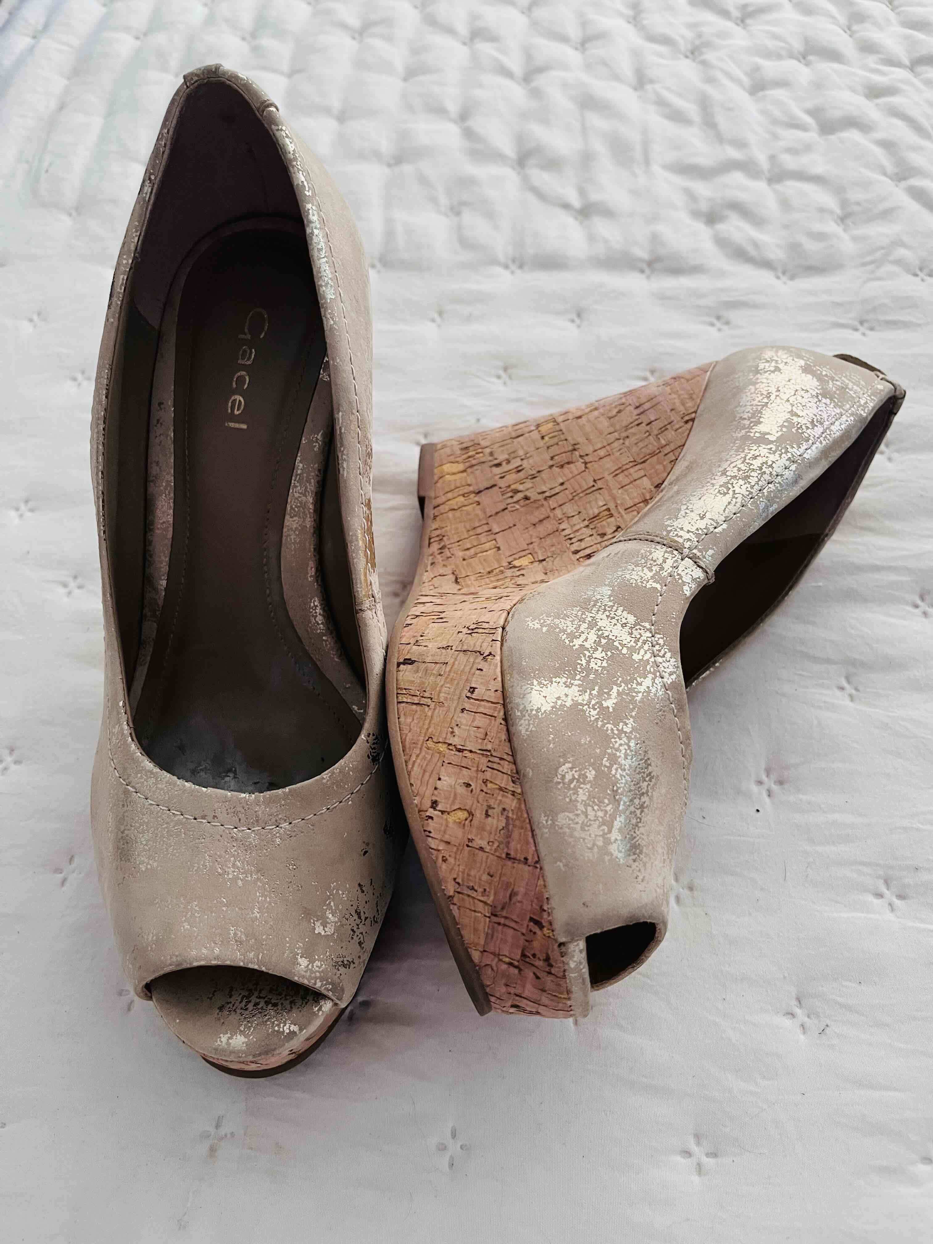 Uñero 37 Zapatos cuña beige metálico - 1